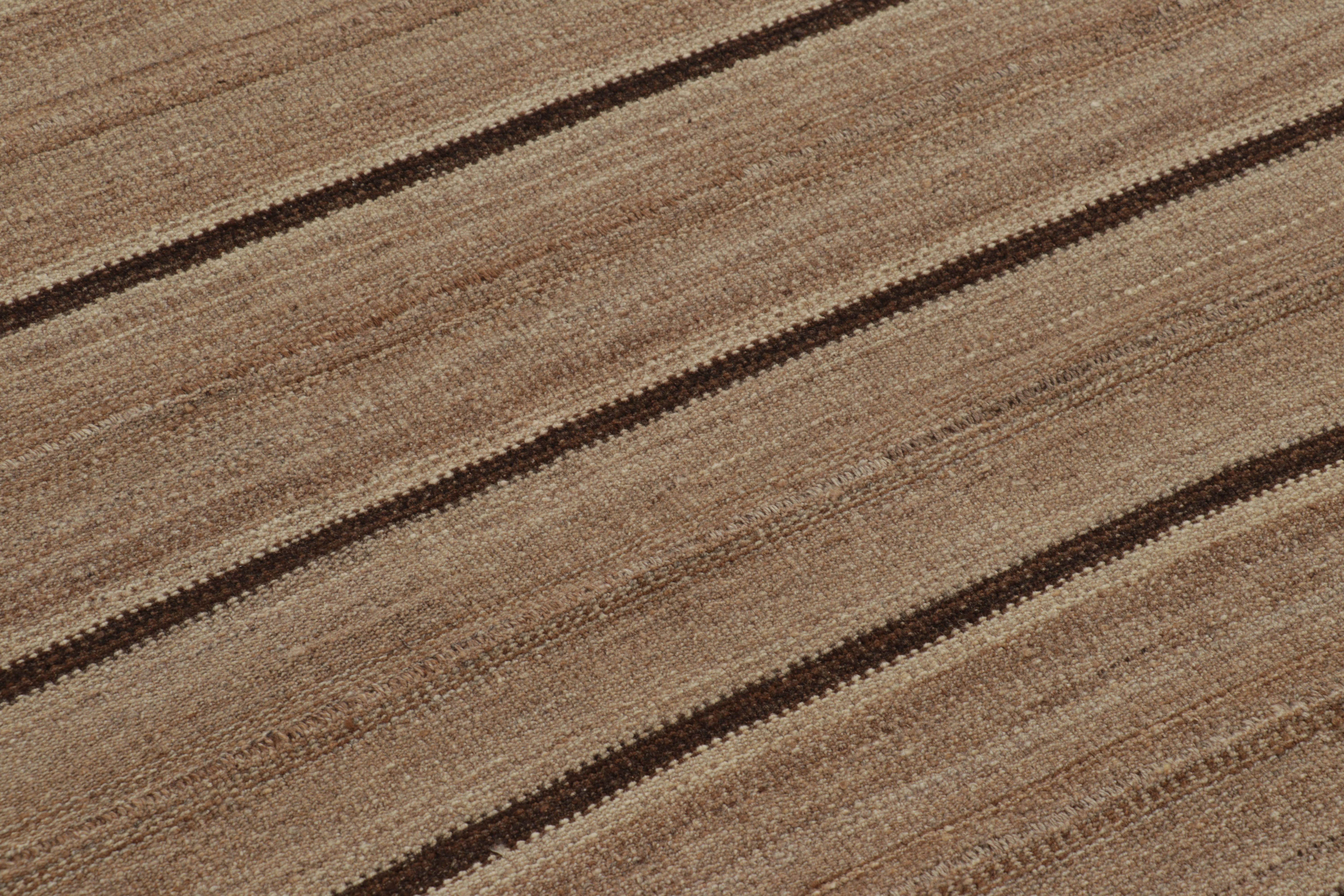 Fabriqué avec de la laine tissée à la main en Perse dans les années 1950-1960, ce Kilim Bidjar vintage 9x10 est une œuvre particulièrement terreuse et recherchée d'une nouvelle curation passionnante de la collection de Kilims classiques et de Flat