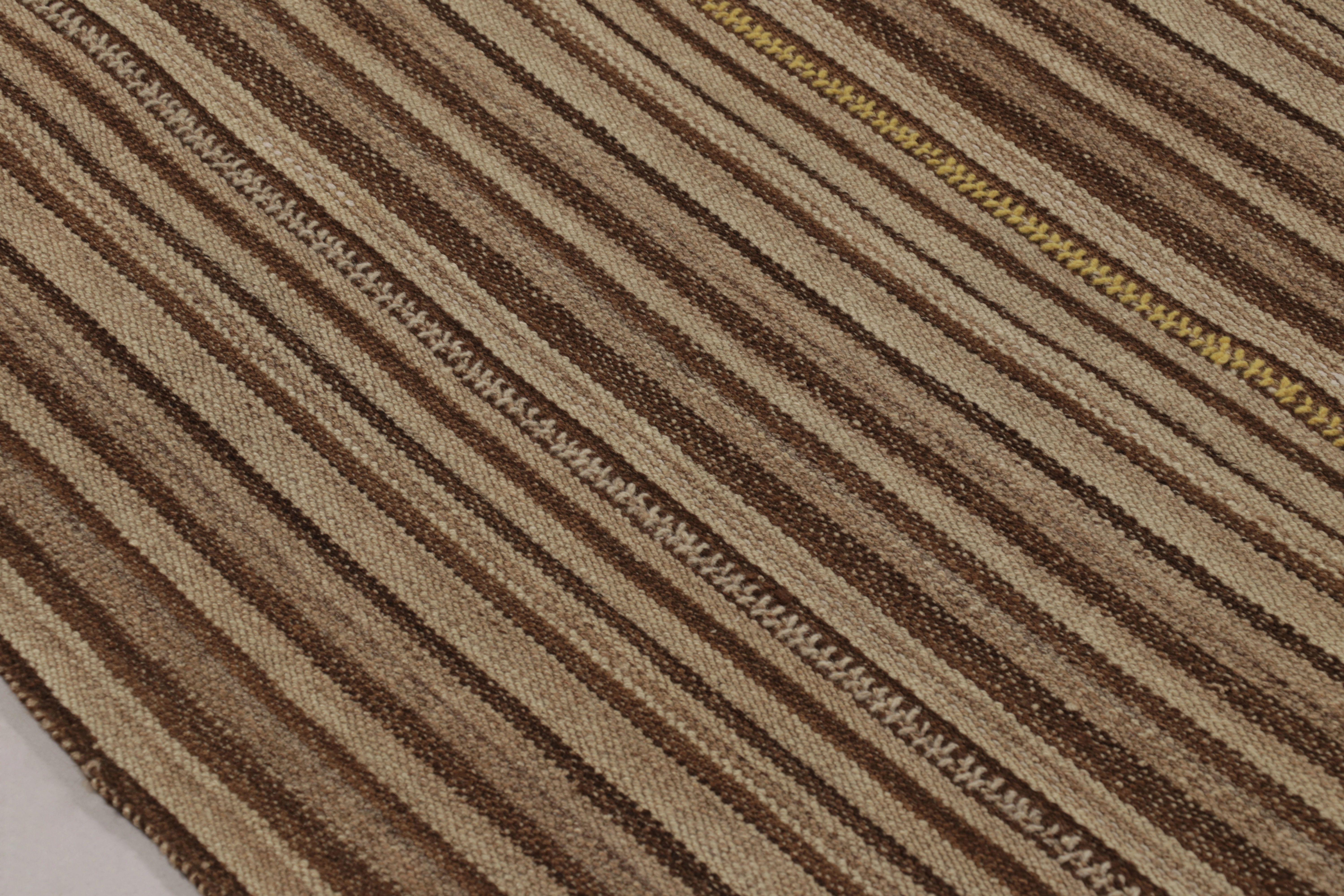 Dieser 9x10 große Bidjar-Kilim wurde 1950-1960 in Persien aus handgewebter Wolle hergestellt und ist ein besonders erdiges und begehrtes Stück einer aufregenden neuen Kuration aus der Sammlung klassischer Kelims und Flachgewebe von Rug &