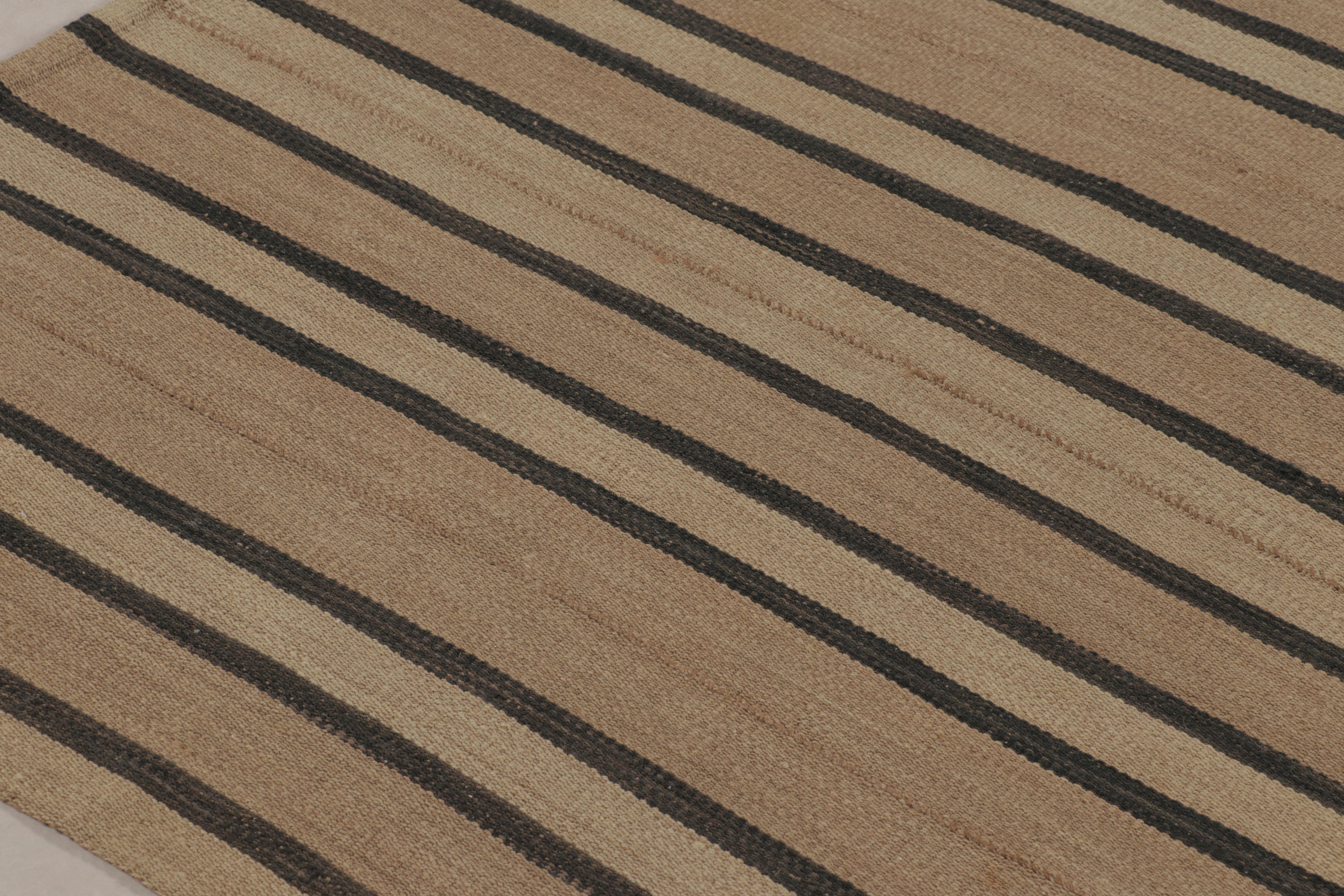 Dieser 8x9 große Bidjar-Kilim wurde 1950-1960 in Persien aus handgewebter Wolle hergestellt und ist ein besonders erdiges und begehrtes Stück aus einer aufregenden neuen Kollektion von klassischen Kelims und Flachgeweben von Rug & Kilim.

Über das