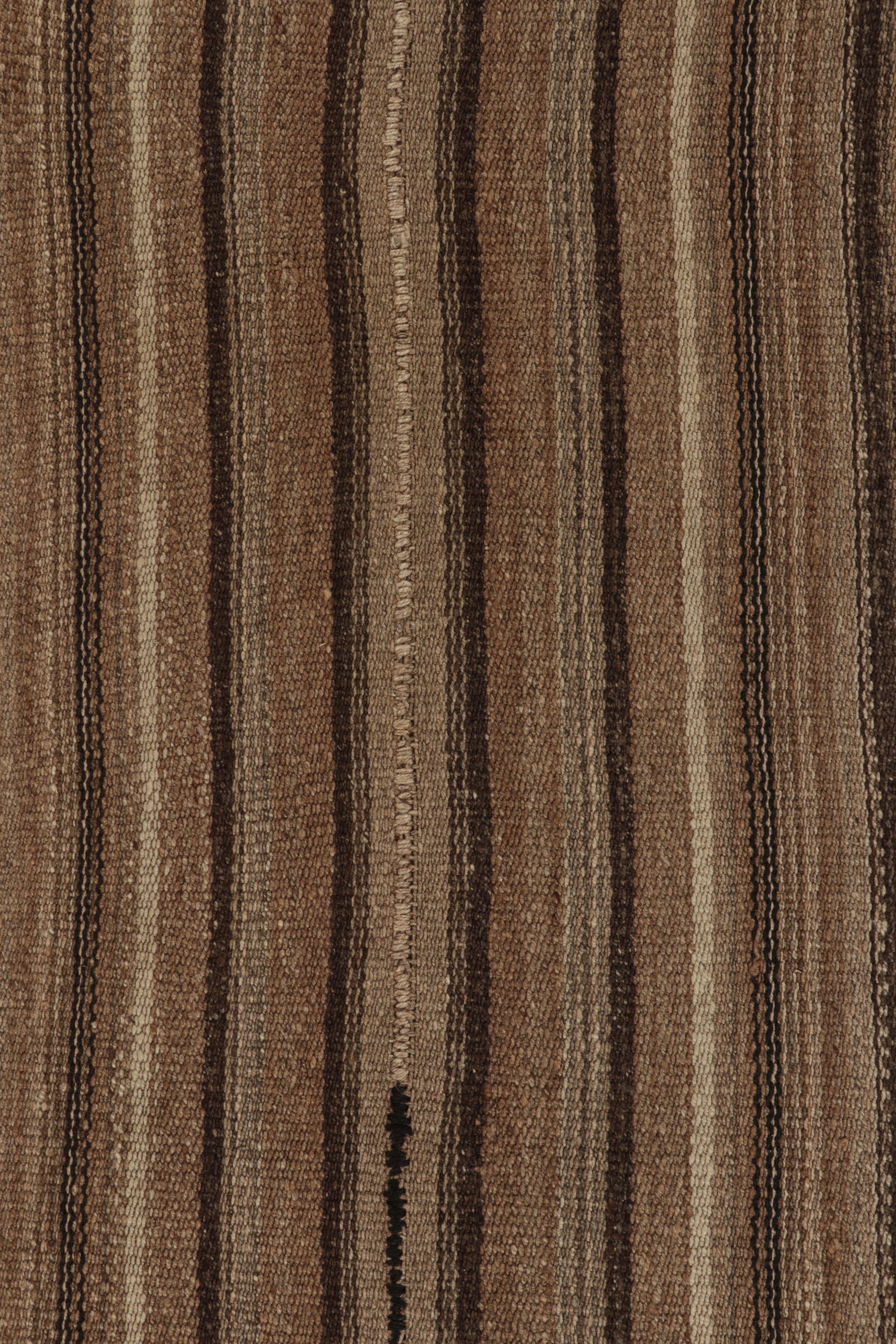 Realizzato con lana tessuta a mano in Persia nel 1950-1960, questo Bidjar Kilim vintage 8x9 è un'opera particolarmente terrosa e ricercata di una nuova ed entusiasmante selezione della collezione di Rug & Kilim di Kilim classici e trame piatte.

Sul