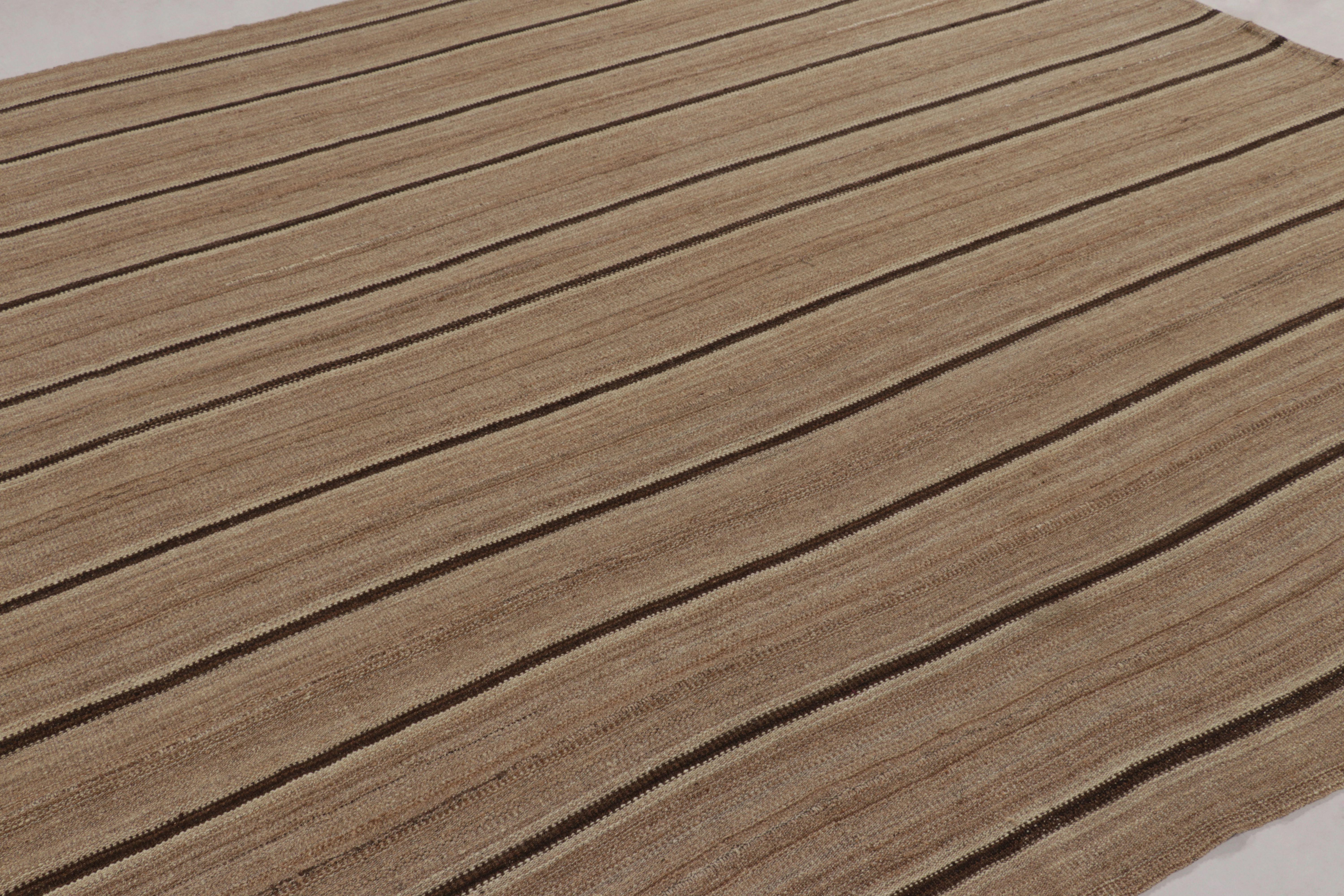 Perse Vintage Byjar Persian Kilim, tapis tribal à rayures brunes en vente