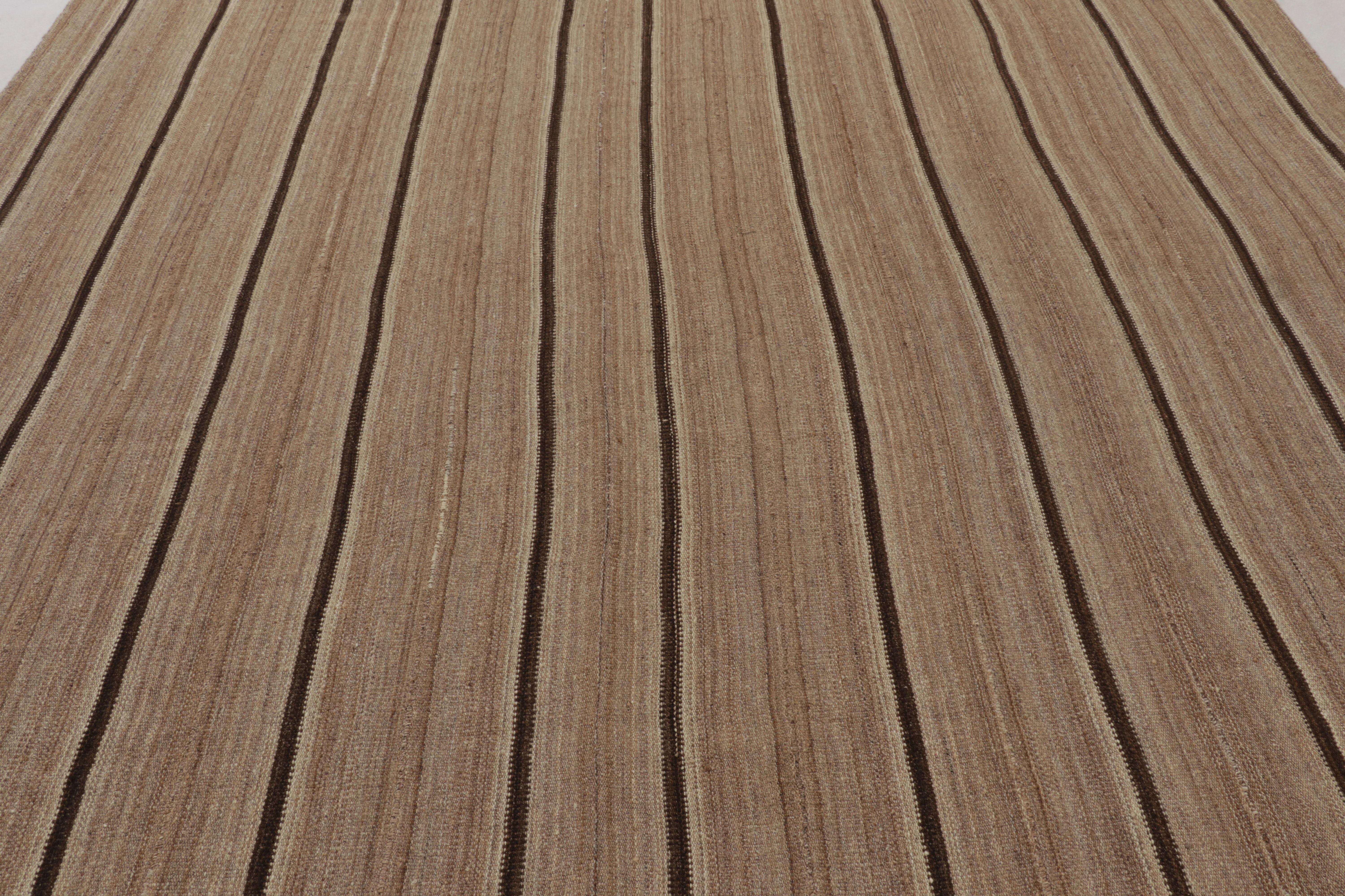 Milieu du XXe siècle Vintage Byjar Persian Kilim, tapis tribal à rayures brunes en vente