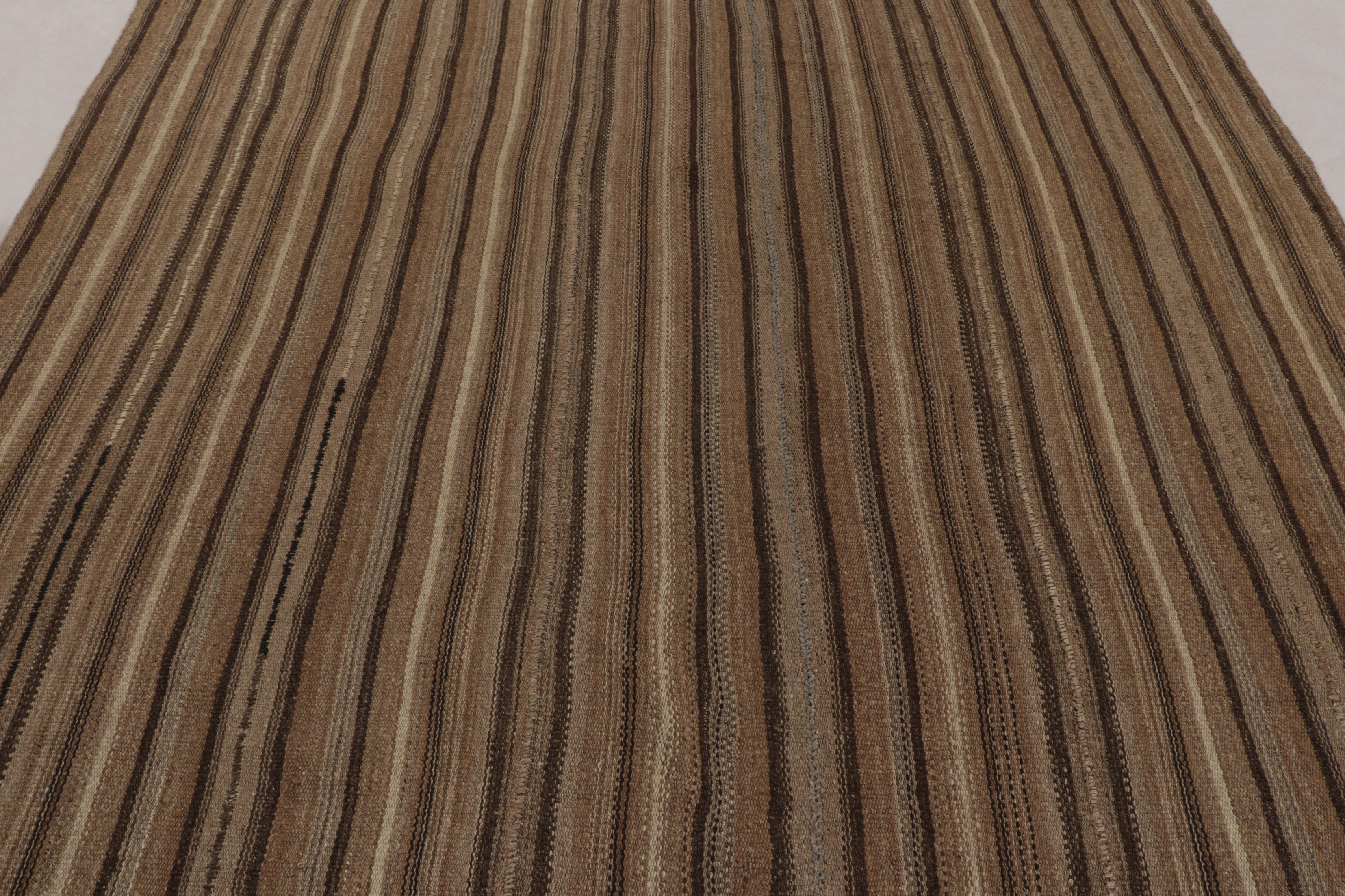 Metà XX secolo Vintage Bidjar Persian Kilim, tappeto tribale a strisce marroni in vendita