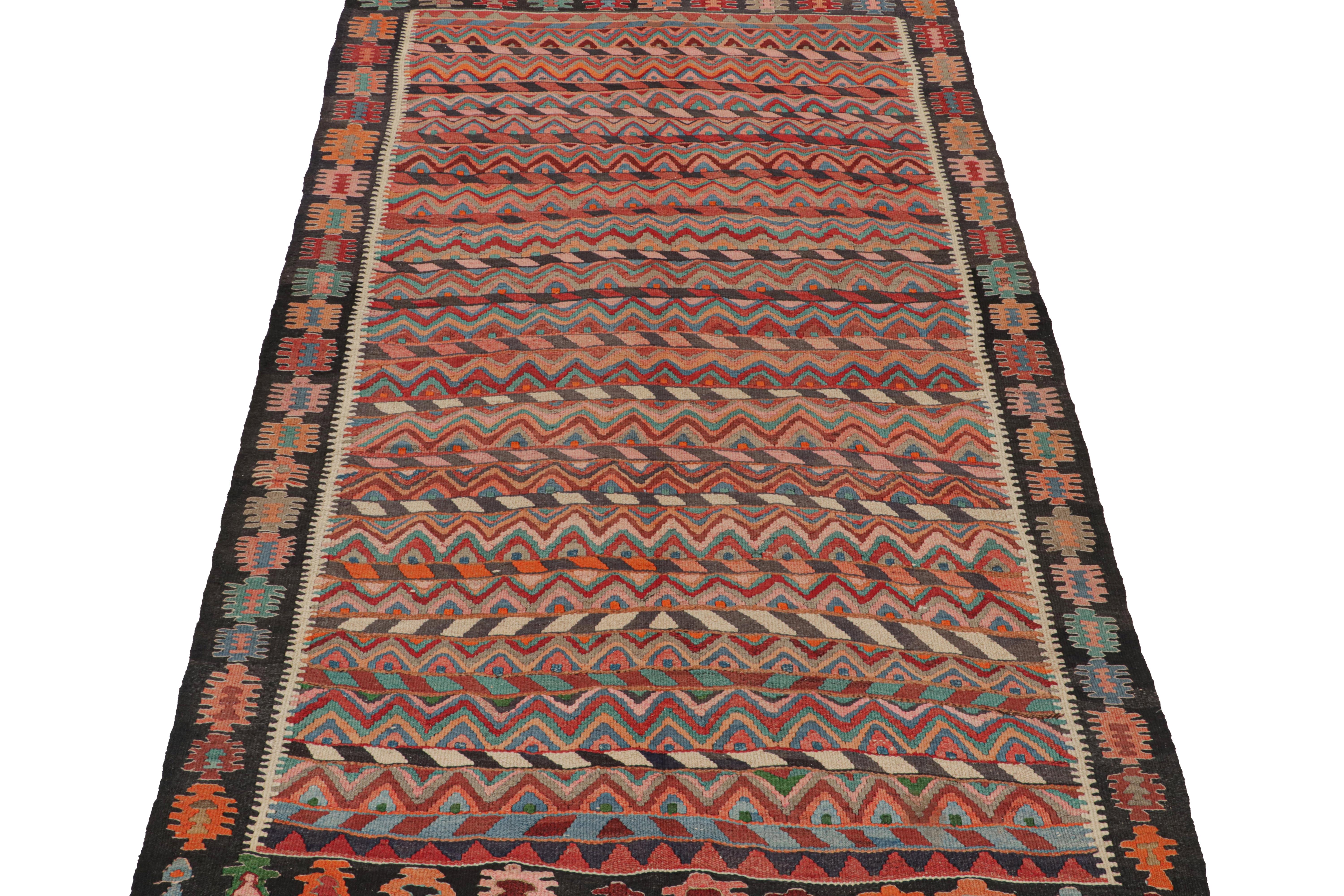 Ce Rug & Kilim persan de 7x11 est probablement un tapis Bidjar tissé à la main en laine vers 1950-1960.

Son champ est orné de rayures et de chevrons, tandis que sa bordure est ornée de motifs aux couleurs tout aussi vives. Les yeux attentifs