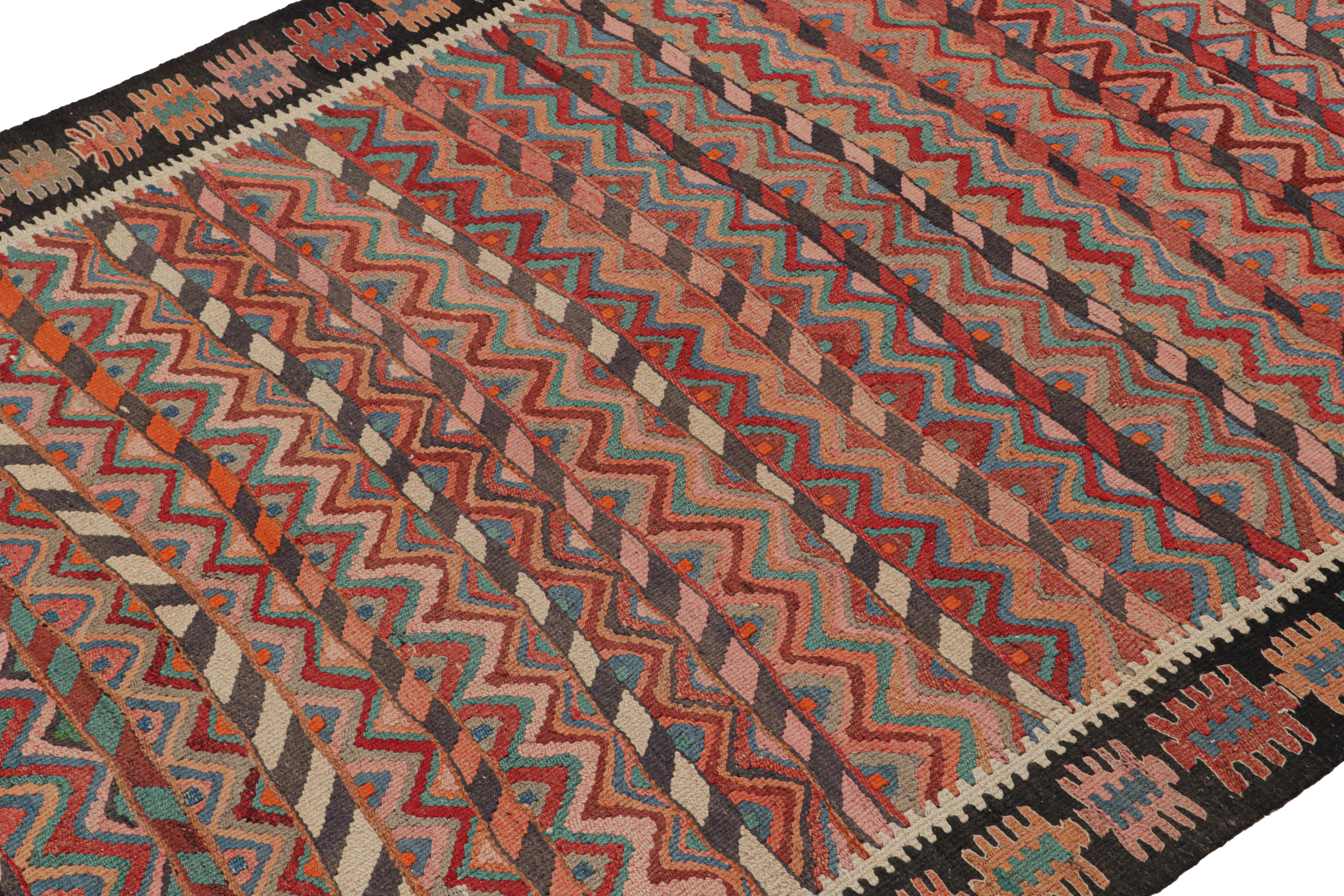 Perse Tapis Kilim persan Bidjar vintage avec motifs géométriques vibrants par Rug & Kilim en vente