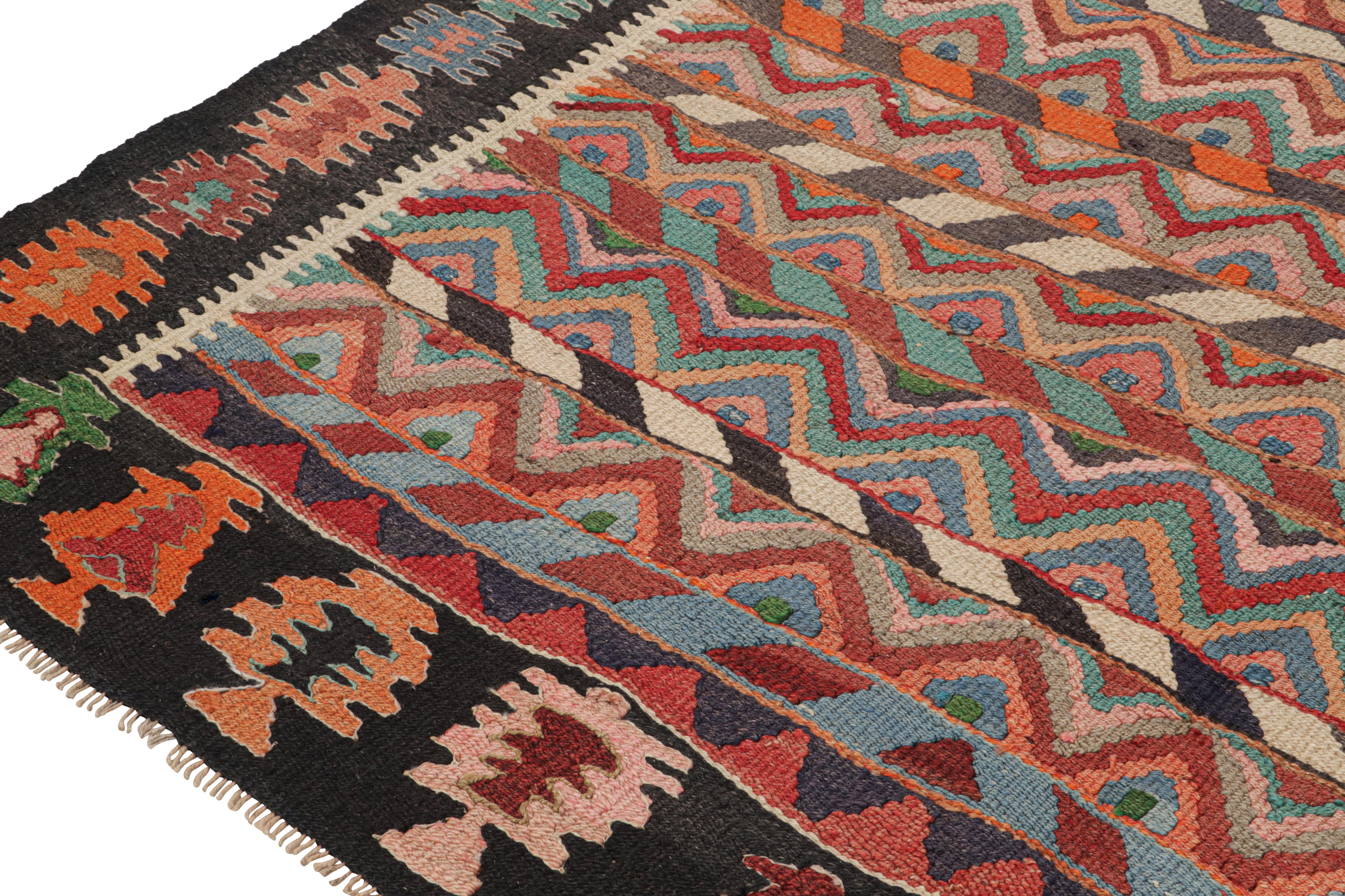 Noué à la main Tapis Kilim persan Bidjar vintage avec motifs géométriques vibrants par Rug & Kilim en vente