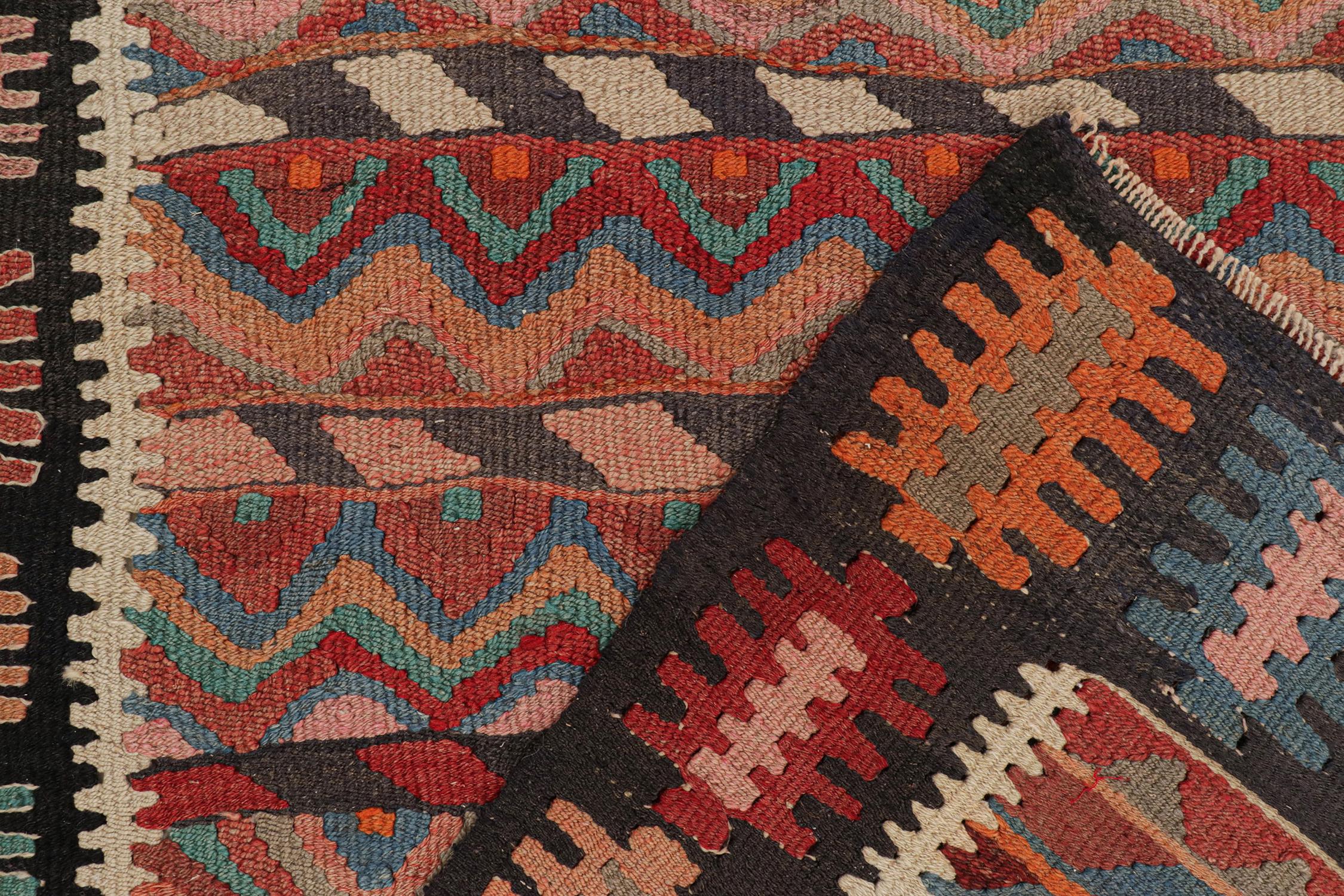 Milieu du XXe siècle Tapis Kilim persan Bidjar vintage avec motifs géométriques vibrants par Rug & Kilim en vente
