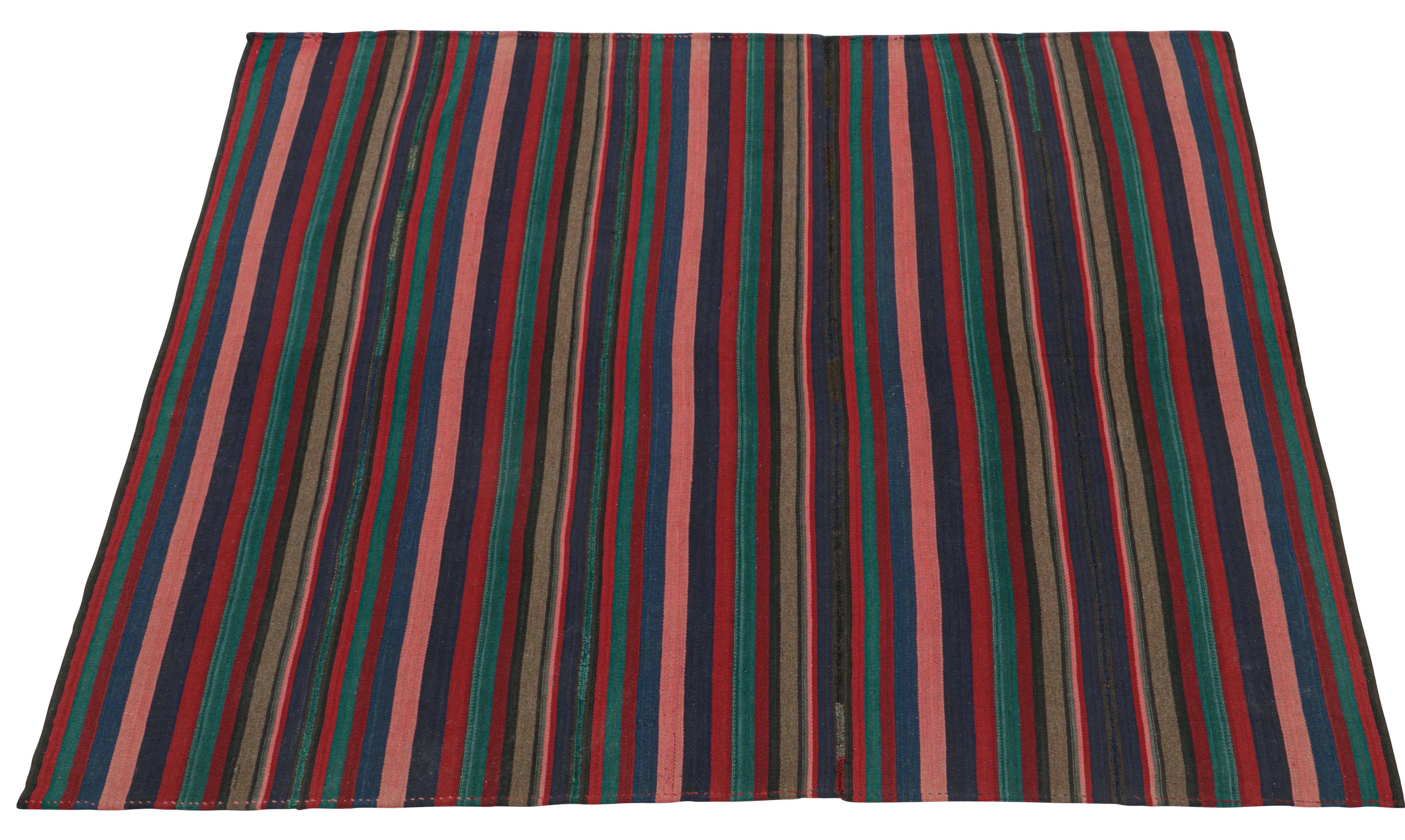 Tissé à la main Vieux Kilim persan carré Bidjar à rayures multicolores en vente