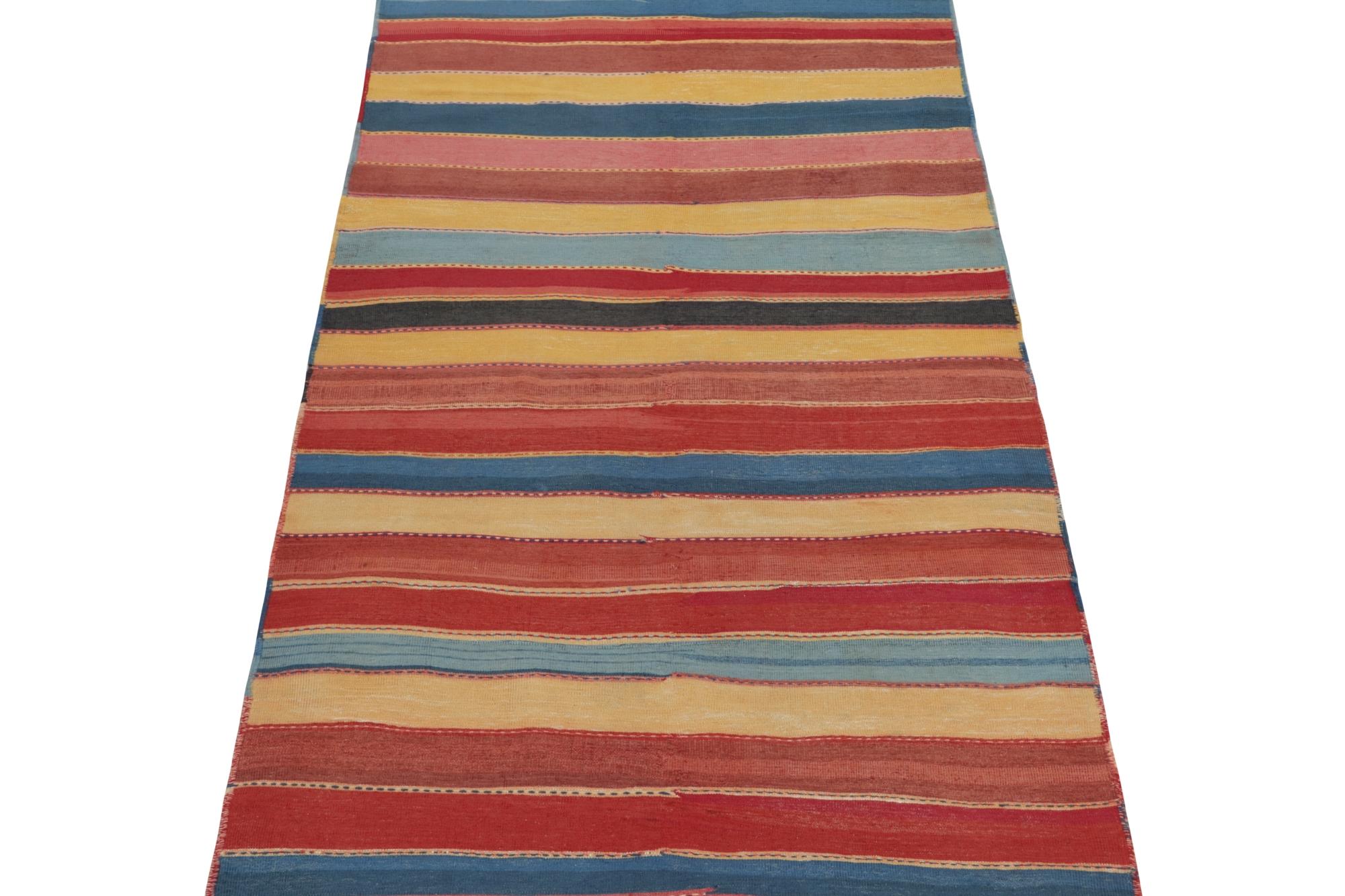 Tissé à la main Kilim tribal persan Vintage Bidjar à rayures rouges, or et bleues par Rug & Kilim en vente