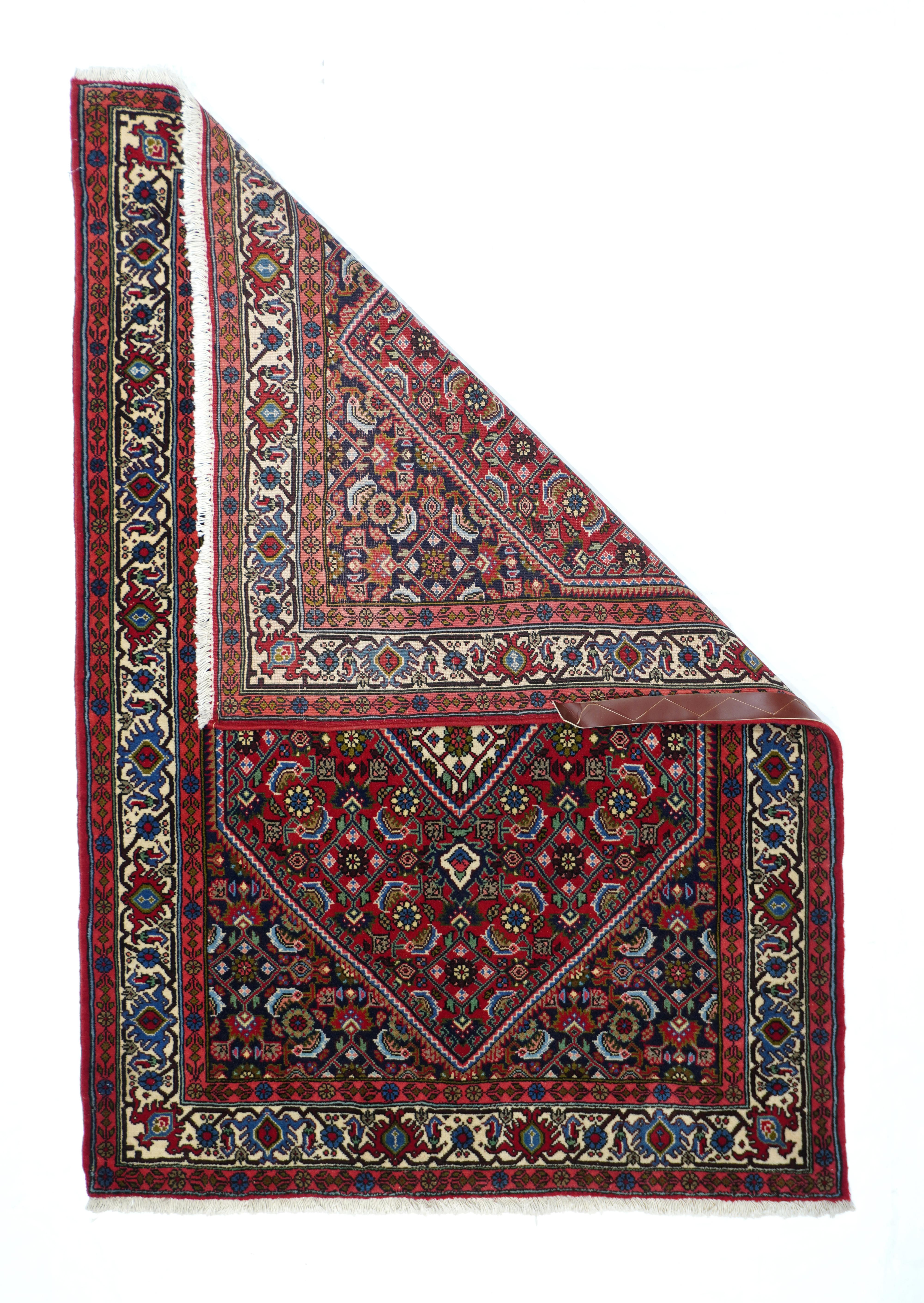 Vintage Bidjar Teppich 3'7'' x 5'1''. Das rote Feld zeigt einheitlich ein viersäuliges Herati-Muster aus Palmetten, Rosetten, geschwungenen Blättern und offenen Rauten, akzentuiert in Marine, Creme und Rost. Stroh- und mittelblaue reziproke