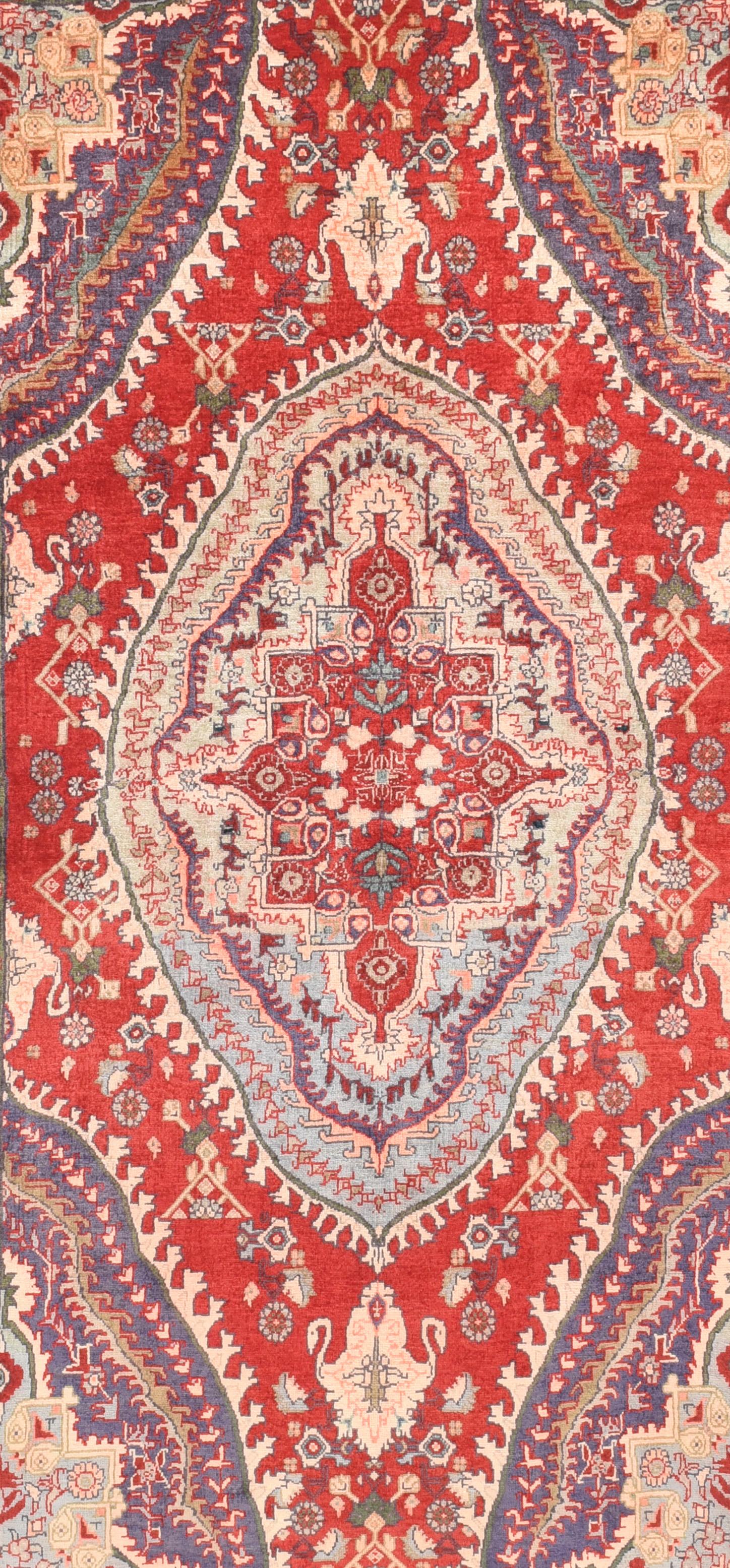 Vintage Bidjar Teppich 4'5'' x 7'7''. Ein visuell äußerst dynamisches westpersisches Stadtmuster mit einem roten Feld, das ein dicht verschachteltes und geflammtes ovales Medaillon trägt, das in Puderblau akzentuiert und auf einem roten, hängenden