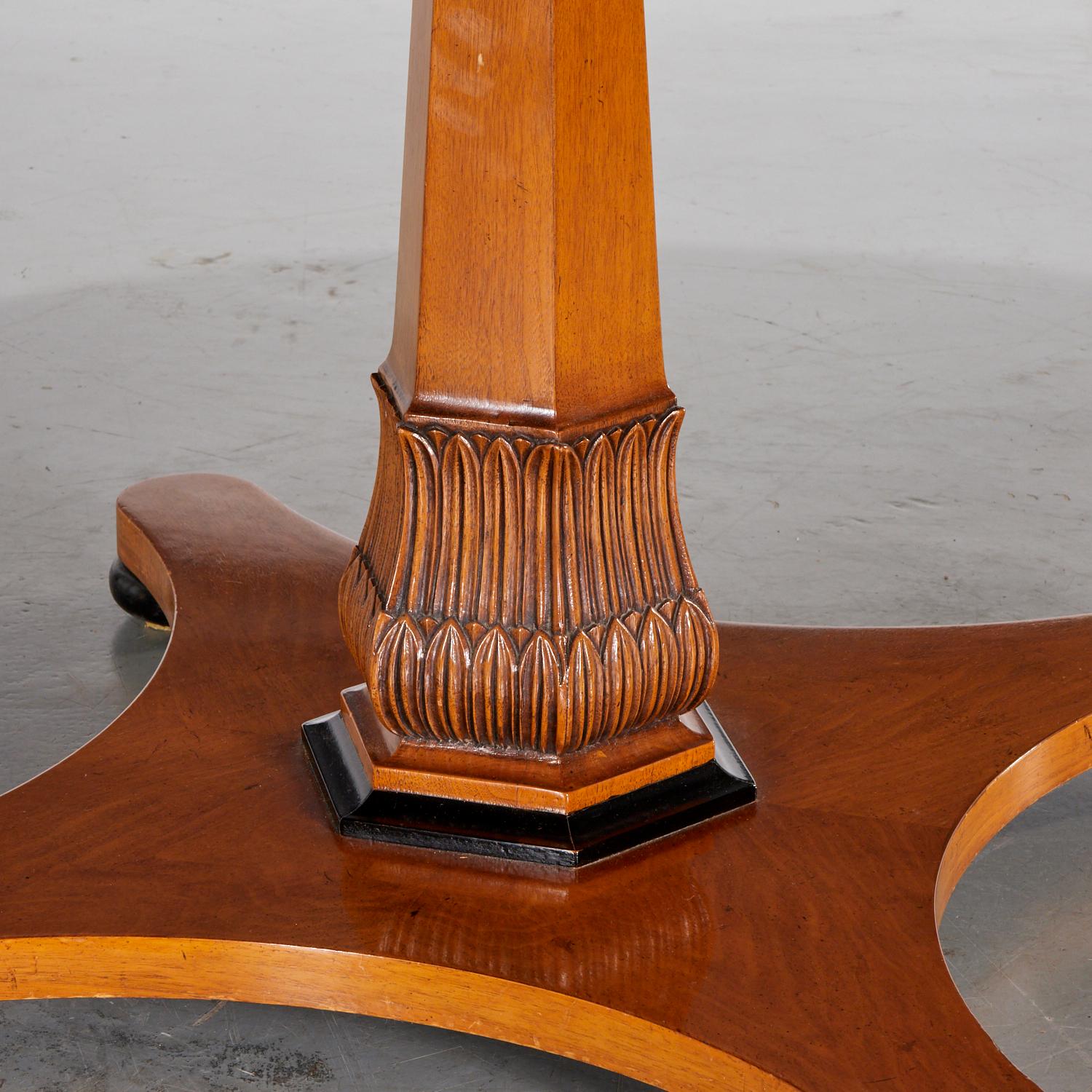 Ausziehbarer Esstisch im Stil des Biedermeier aus gemasertem Nussbaum - rund bis oval (Ebonisiert) im Angebot
