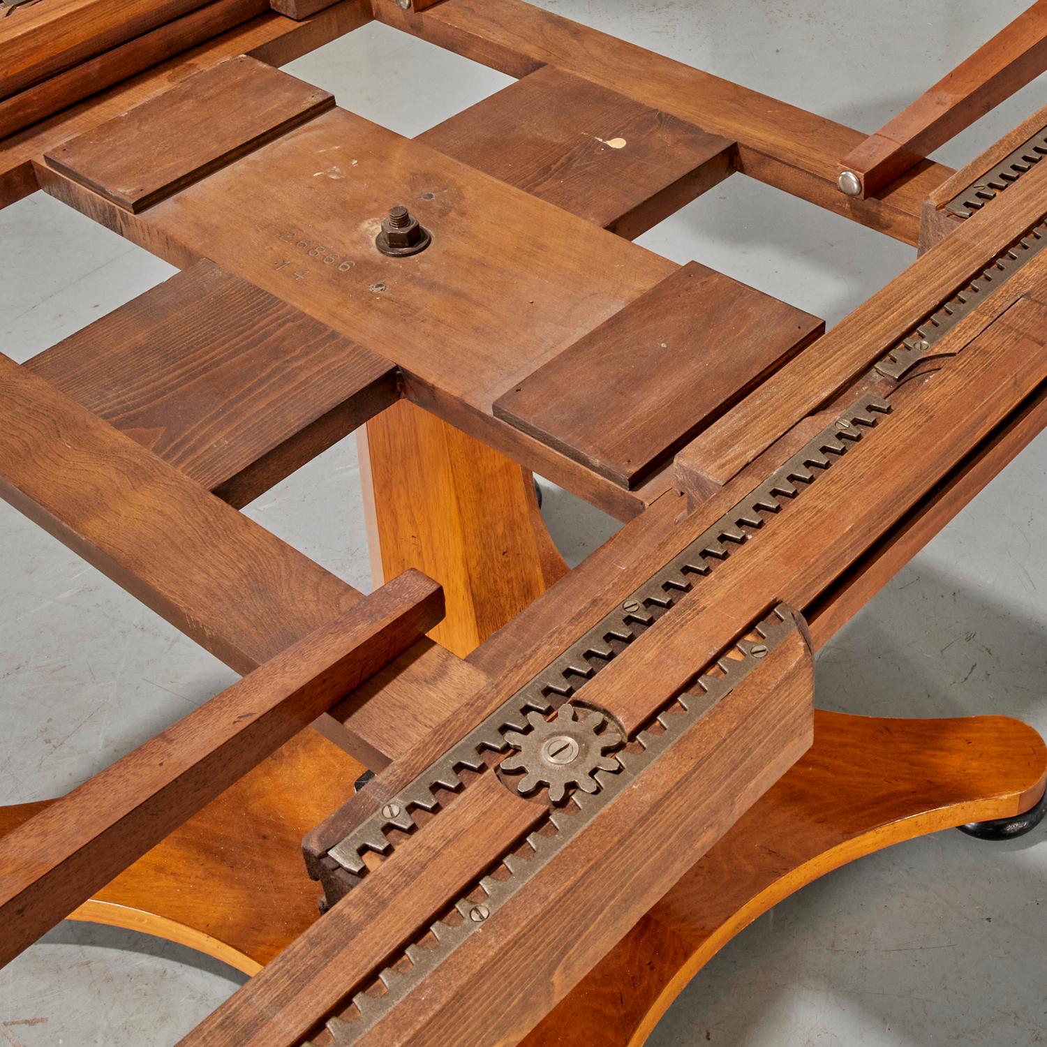 Ausziehbarer Esstisch im Stil des Biedermeier aus gemasertem Nussbaum - rund bis oval im Zustand „Gut“ im Angebot in Morristown, NJ