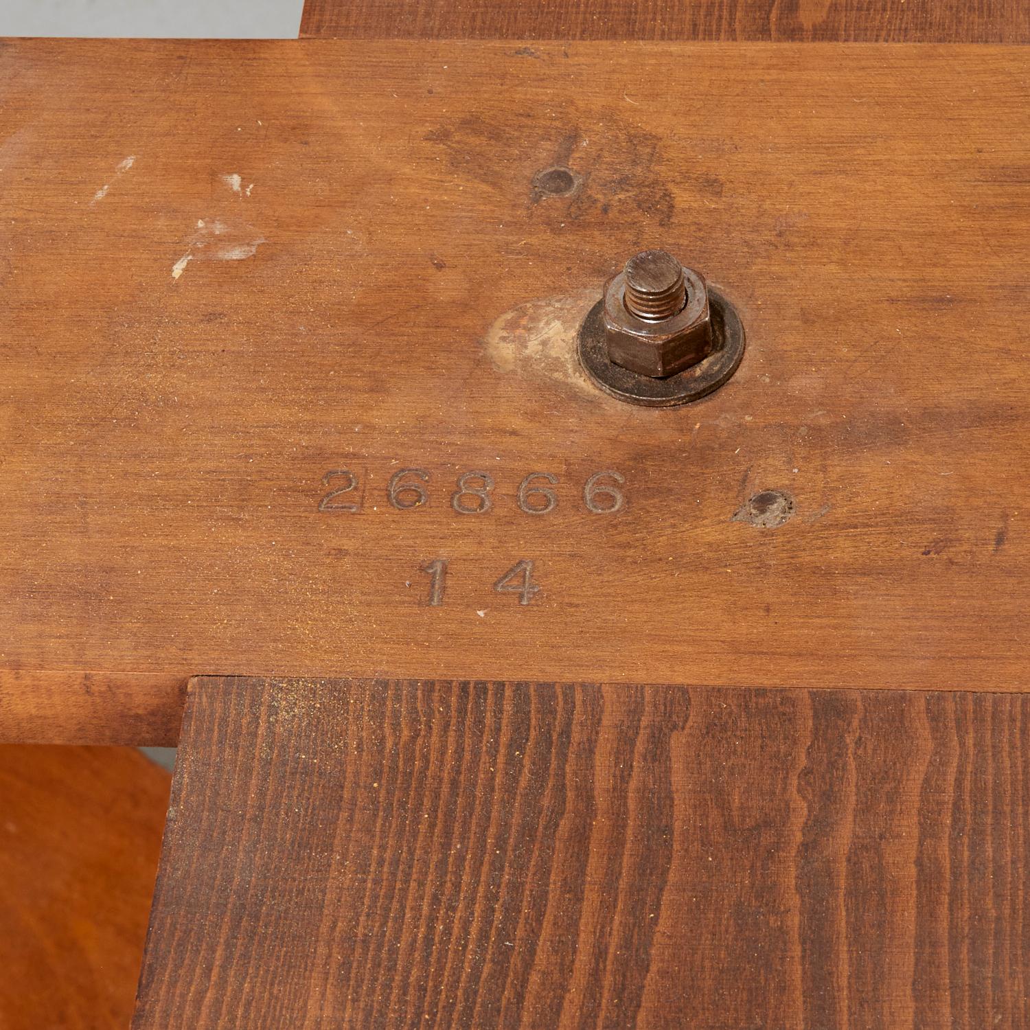 Ausziehbarer Esstisch im Stil des Biedermeier aus gemasertem Nussbaum - rund bis oval (Mitte des 20. Jahrhunderts) im Angebot