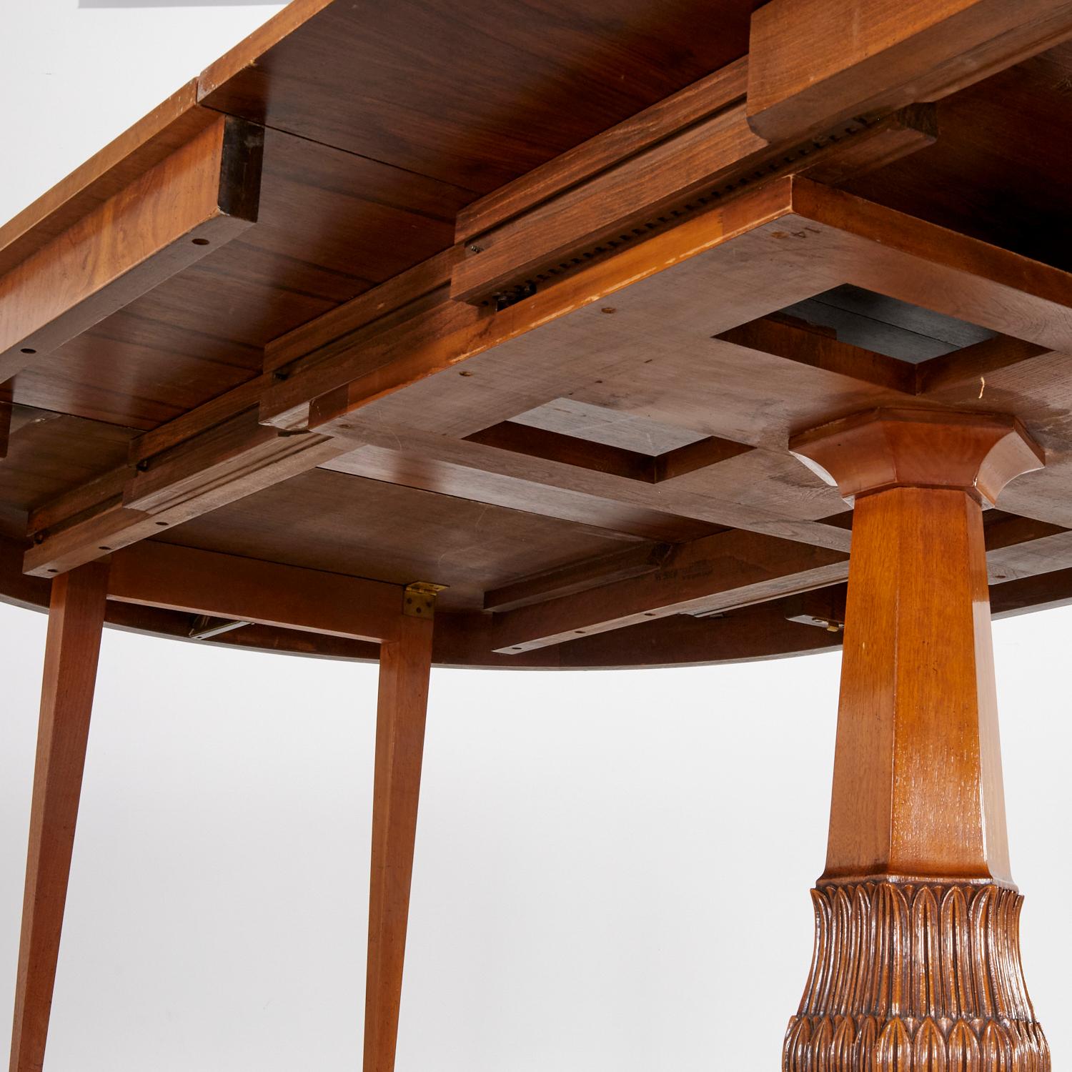 Ausziehbarer Esstisch im Stil des Biedermeier aus gemasertem Nussbaum - rund bis oval (Walnuss) im Angebot