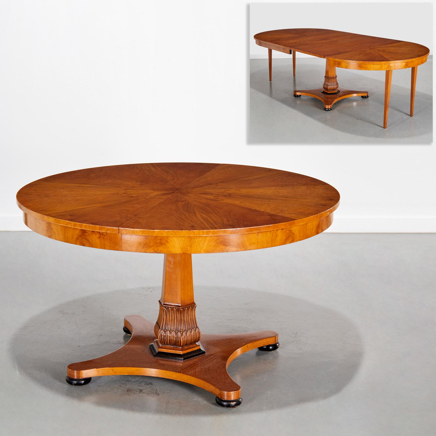 Ausziehbarer Esstisch im Stil des Biedermeier aus gemasertem Nussbaum - rund bis oval im Angebot 1