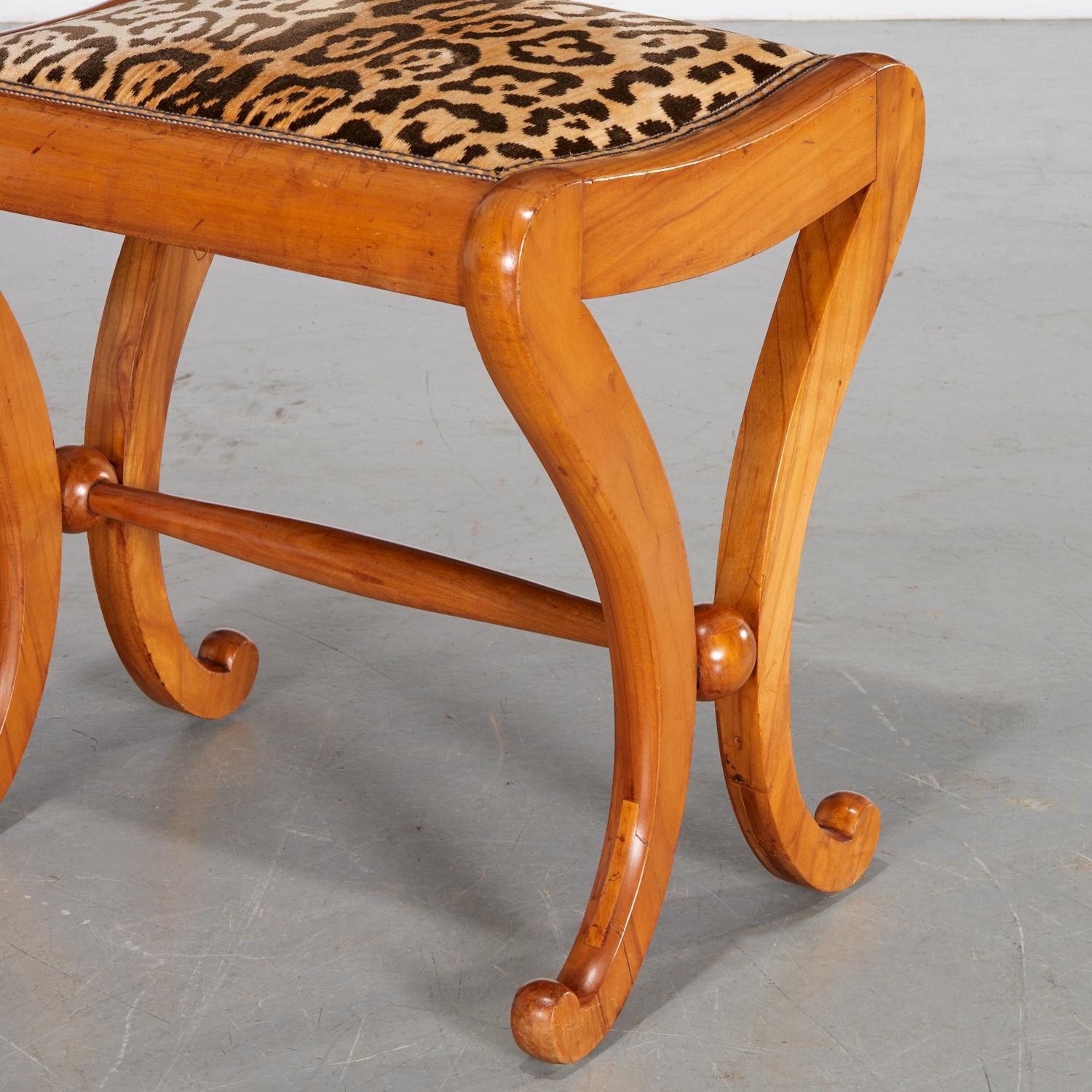 Ein Hocker im Stil des frühen/mittleren 20. Jahrhunderts aus dem Biedermeier, der ein klassisches Design mit einer zeitgenössischen Wendung aufweist. Dieses wunderschön gearbeitete Stück zeigt die Eleganz und Schlichtheit der Biedermeier-Möbel aus