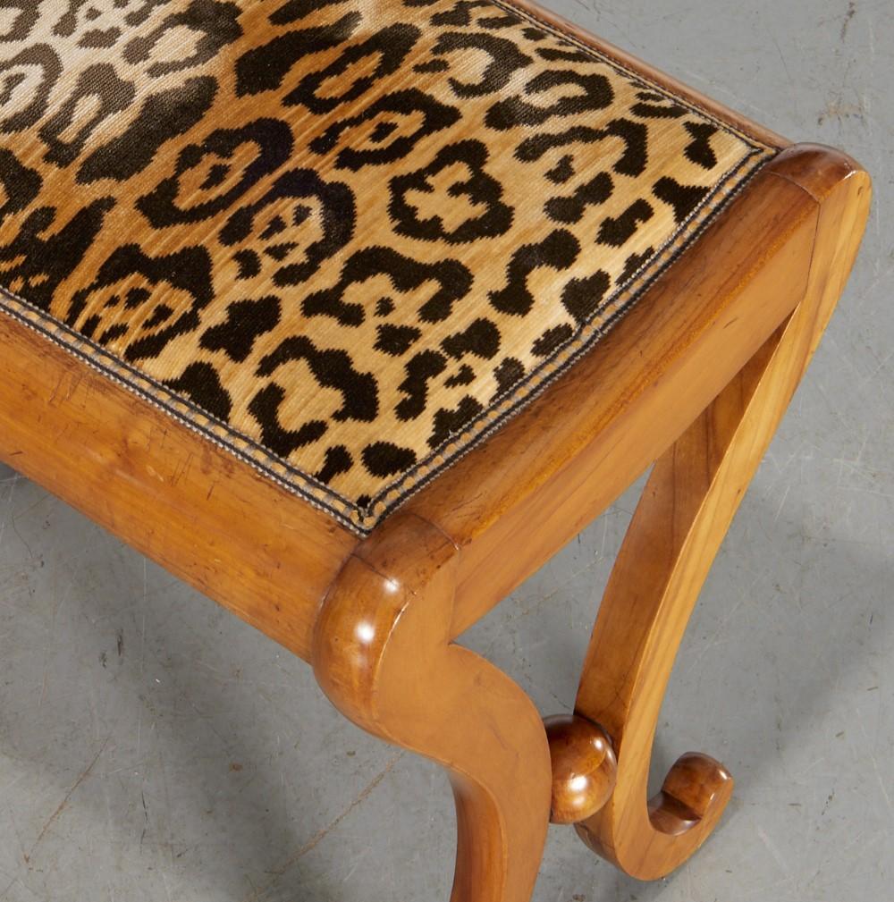 Vintage Biedermeier Style Hocker gepolstert in Scalamandré Stil Leopard Print (Französisch) im Angebot