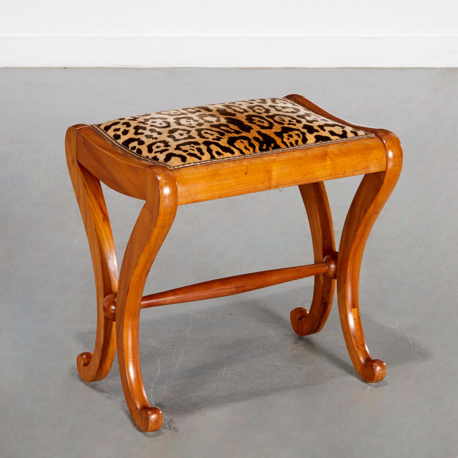 Vintage Biedermeier Style Hocker gepolstert in Scalamandré Stil Leopard Print (Stoff) im Angebot