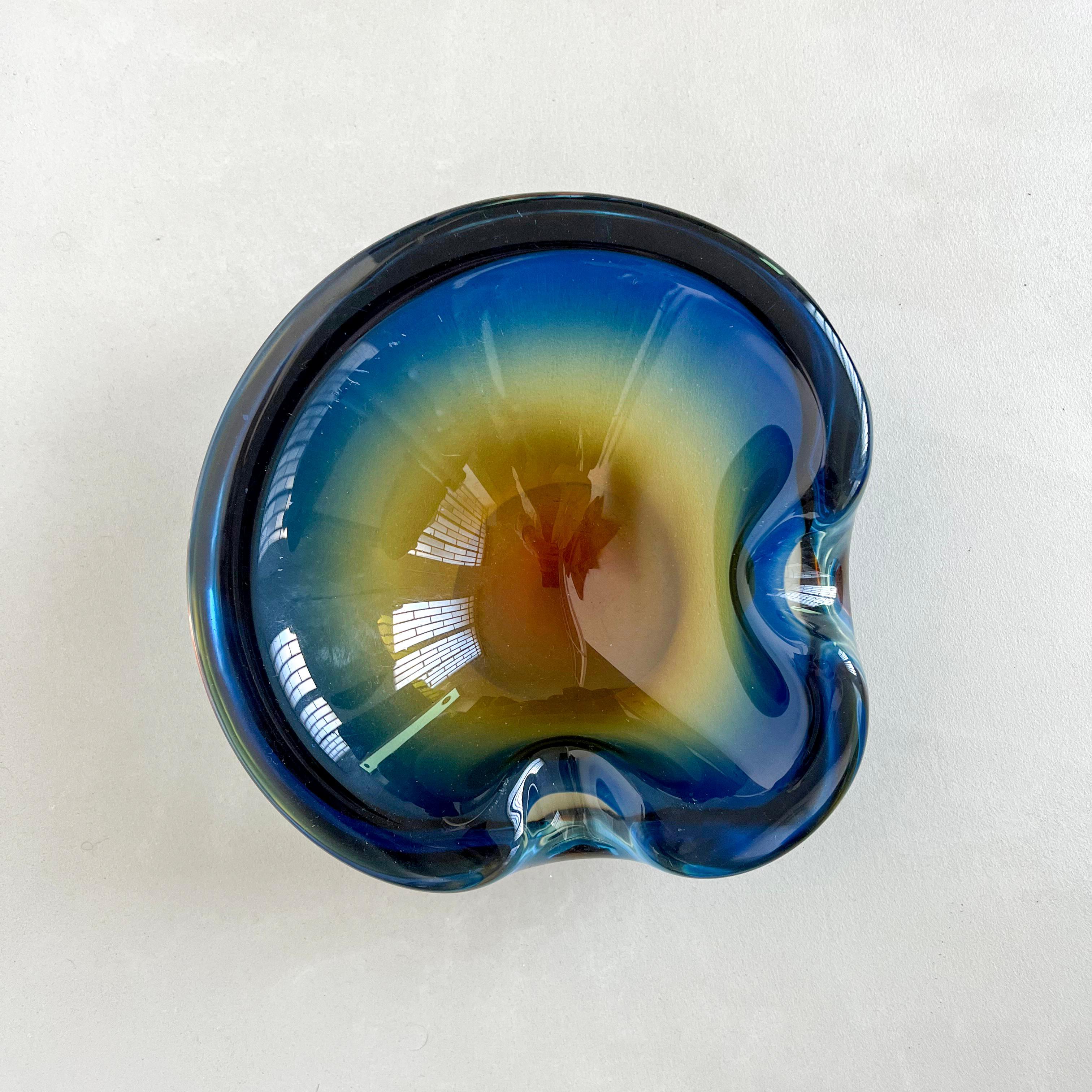 Vintage Big and Massive Sommerso Murano Glass Bowl, Blue and Yellow, Flavio Poli In Good Condition For Sale In Milan, IT
