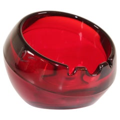 Grand cendrier vintage orbe en rubis par Viking Art Glass