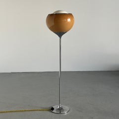 Lampadaire vintage 'Big Bud' par Harvey Guzzini, plastique brun, acier, 1968 Italie