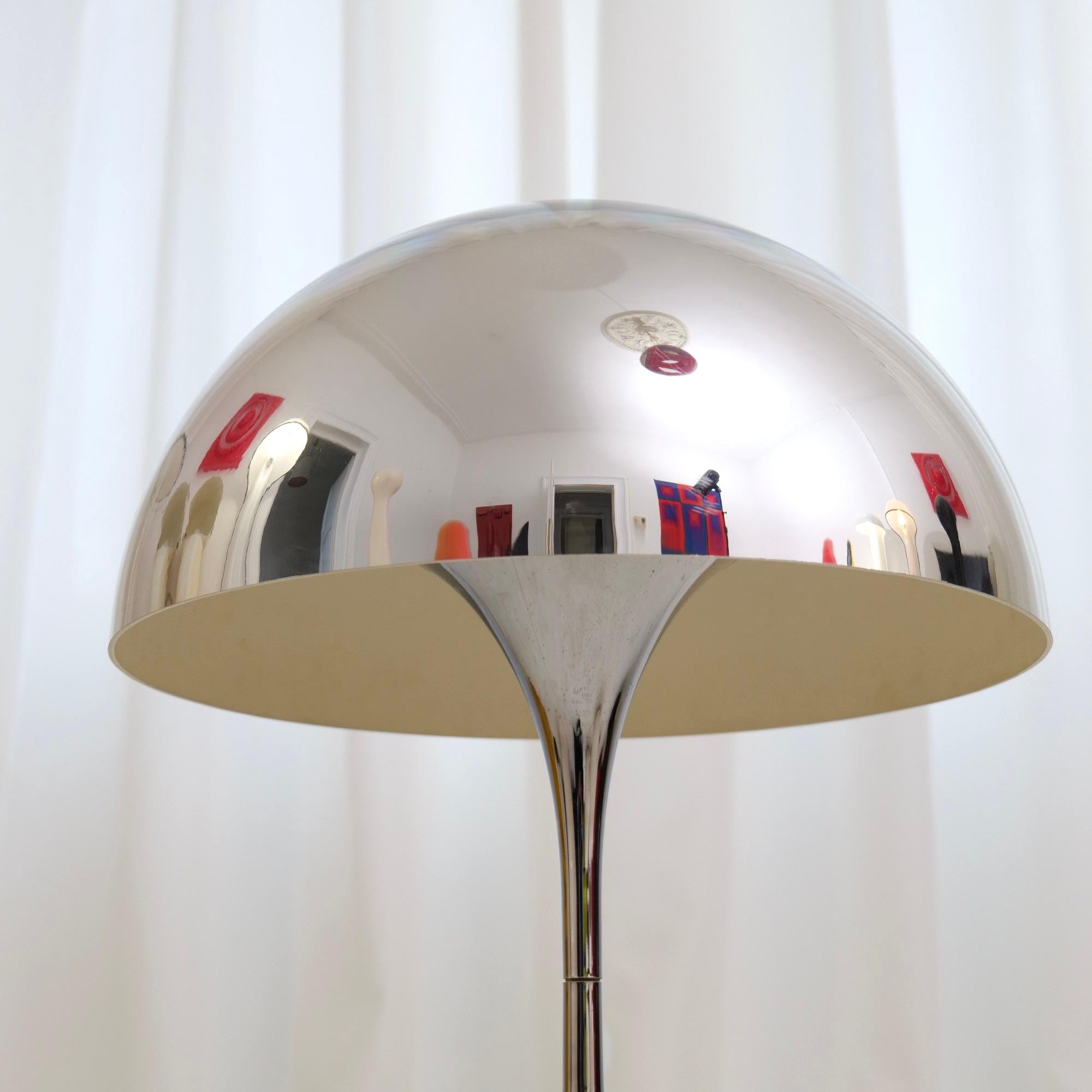 vintage big chrome Panthella lamp.

designed by Verner Panton for Louis Poulsen - 1970s

Made in Denmark

dimensions:
79 cm heigh
50 cm diametre
very good condition with slight signs of use and patina.
