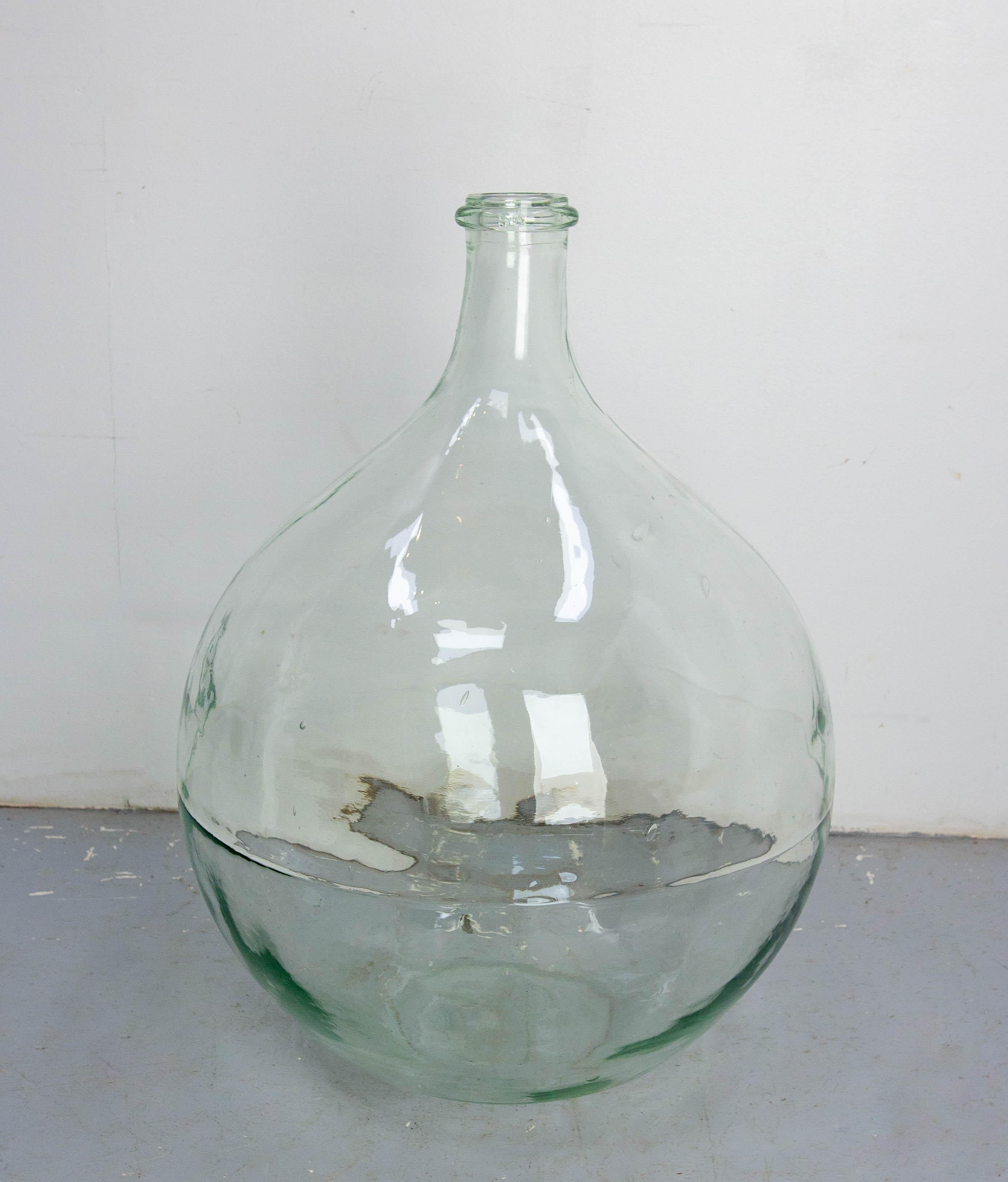 Dame Jeanne ou tourie bouteille en verre vintage demijohn
Des irrégularités dans le verre et des marques d'utilisation qui lui donnent tout son charme.
13.21 gallon US ou 50L
Très bon état.

Expédition :
46 / 46 / 63 cm 7.7 kg