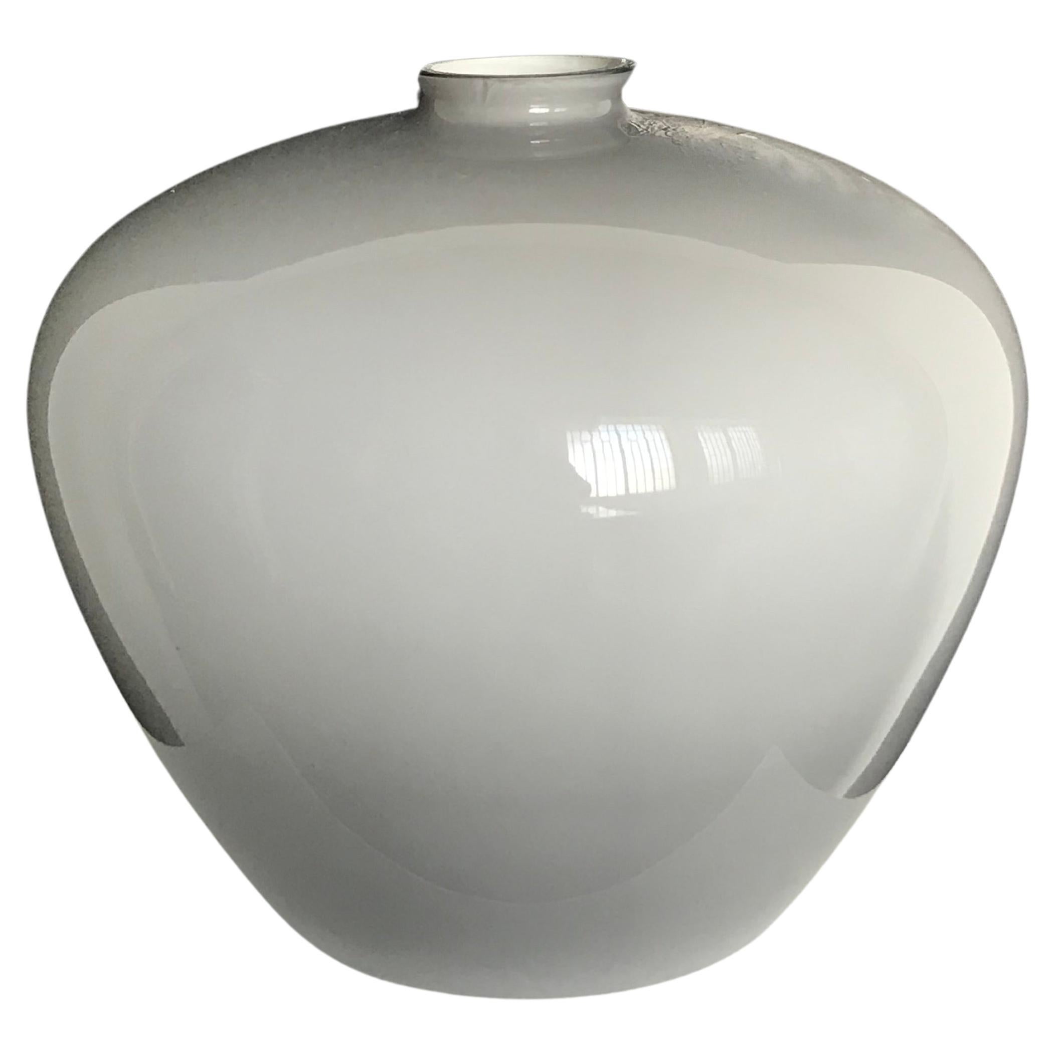 Magnifique vase décoratif massif réalisé avec une technique de sommation fusionnant deux couches de verre de couleurs différentes en une couche plus épaisse et donnant une impression de transparence au verre coloré de couleur unie.
La taille est