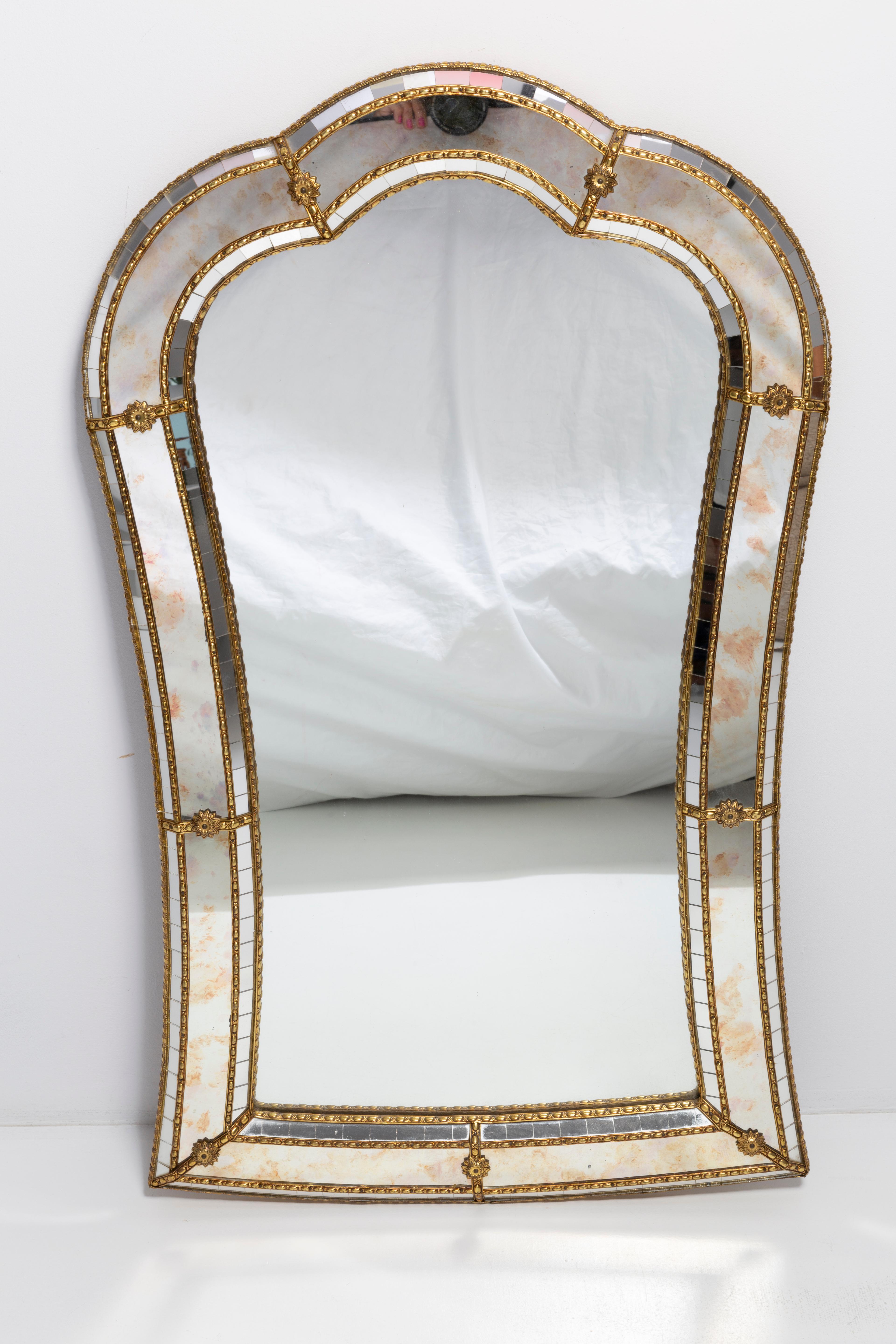 Großer Original-Spiegel in dekorativem Metallrahmen, Italien, 1960er Jahre (Moderne der Mitte des Jahrhunderts) im Angebot