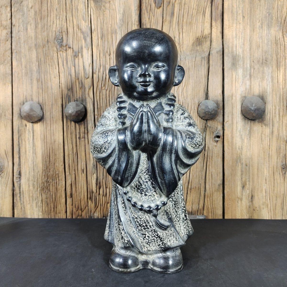 Vintage Large Stone Carving Praying Monk Statue - Handcrafted Asian Spiritual Sculpture

Bringen Sie Ruhe und Kontemplation in Ihren Raum mit dieser großen Vintage-Steinschnitzerei eines betenden Mönchs, einem zeitlosen Symbol für spirituelle