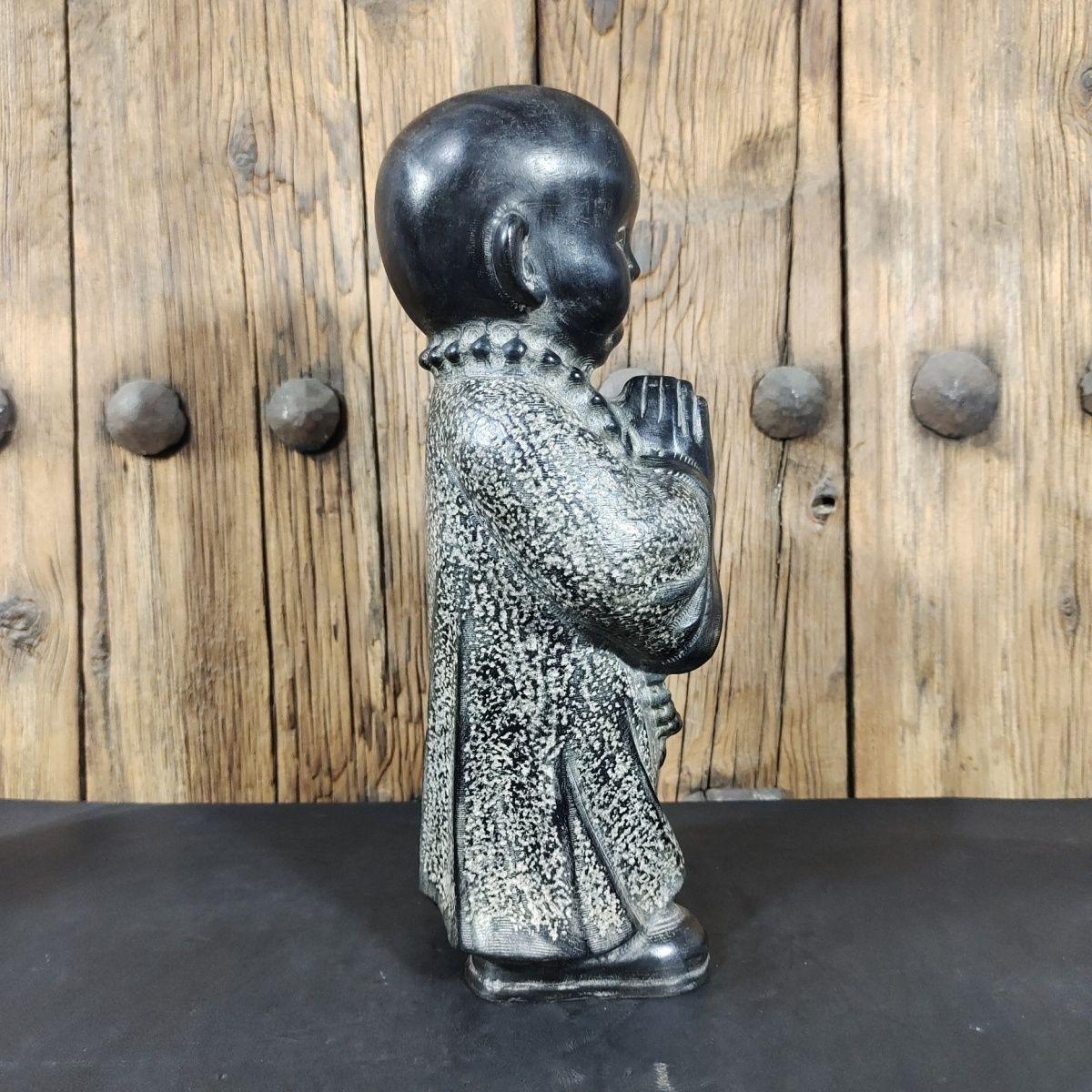 Vintage Big Stone Carving Stehende betende Mönch Statue (Stein) im Angebot