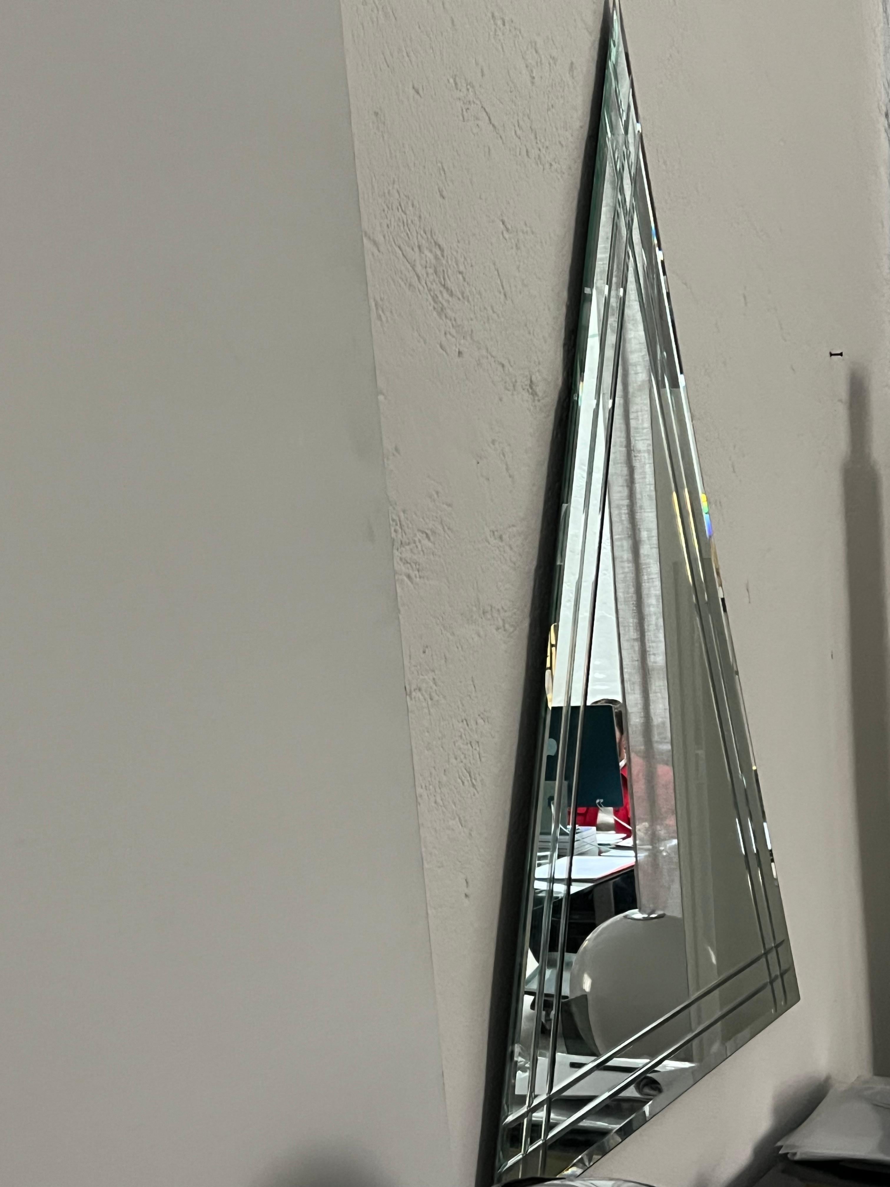 Großer dreieckiger Wandspiegel im Vintage-Stil mit abgeschrägter Dekoration im Angebot 7