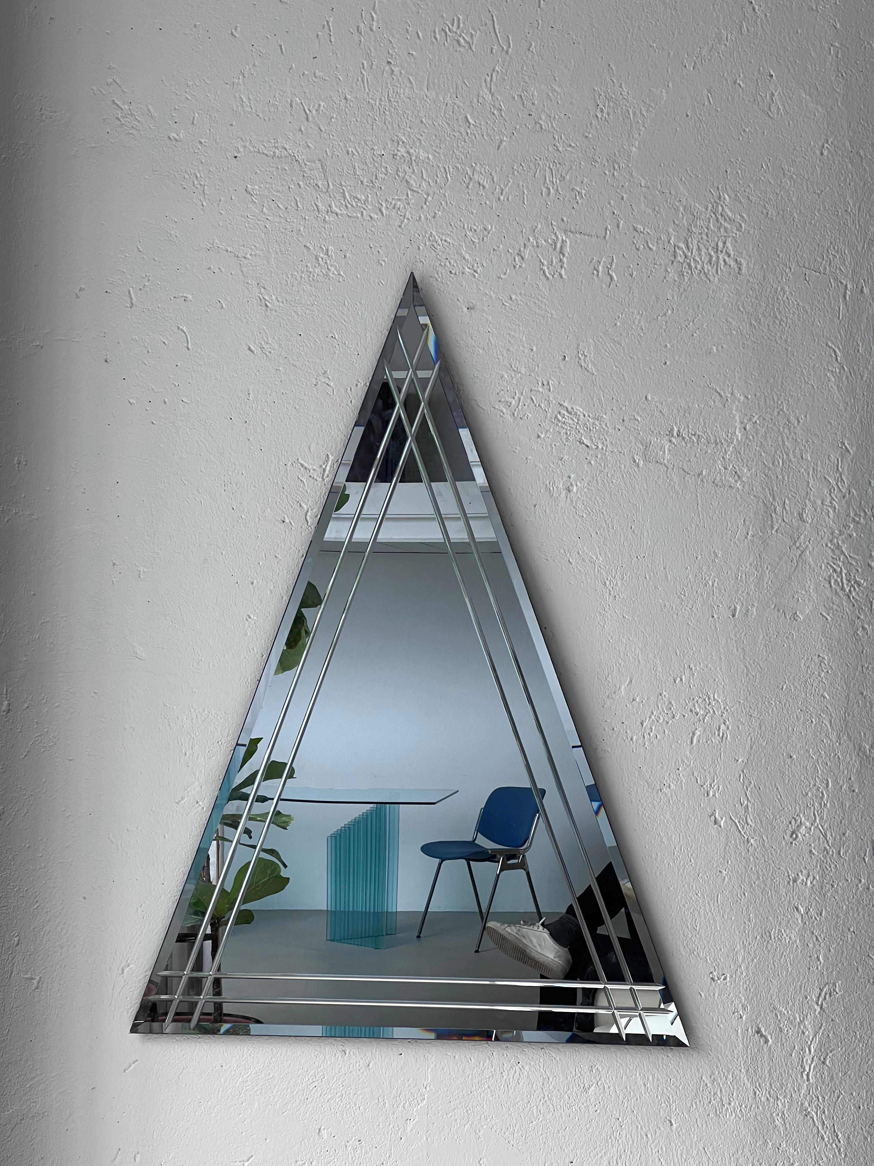 Großer dreieckiger Wandspiegel im Vintage-Stil mit abgeschrägter Dekoration (Space Age) im Angebot