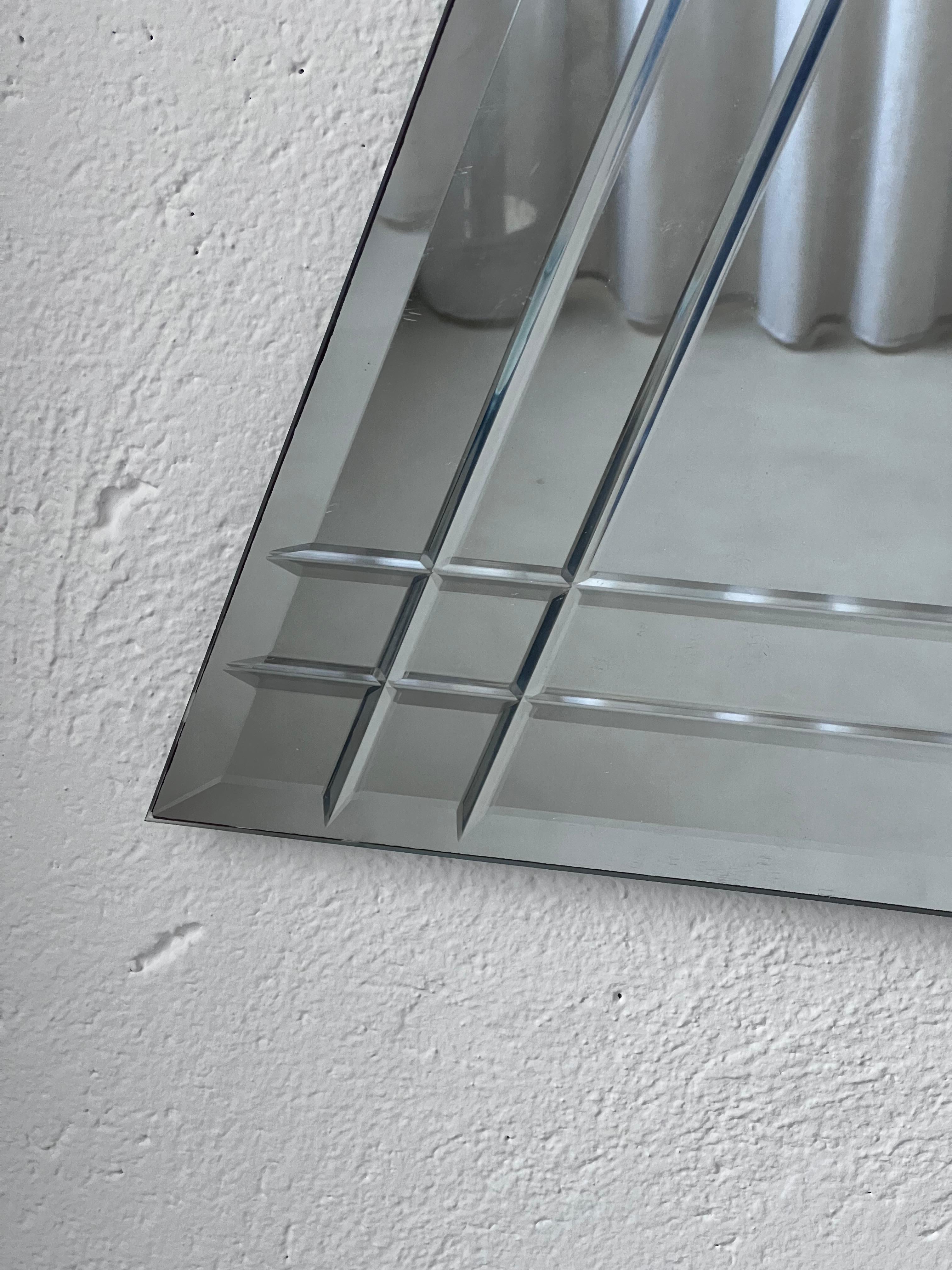 Großer dreieckiger Wandspiegel im Vintage-Stil mit abgeschrägter Dekoration (Geschliffenes Glas) im Angebot