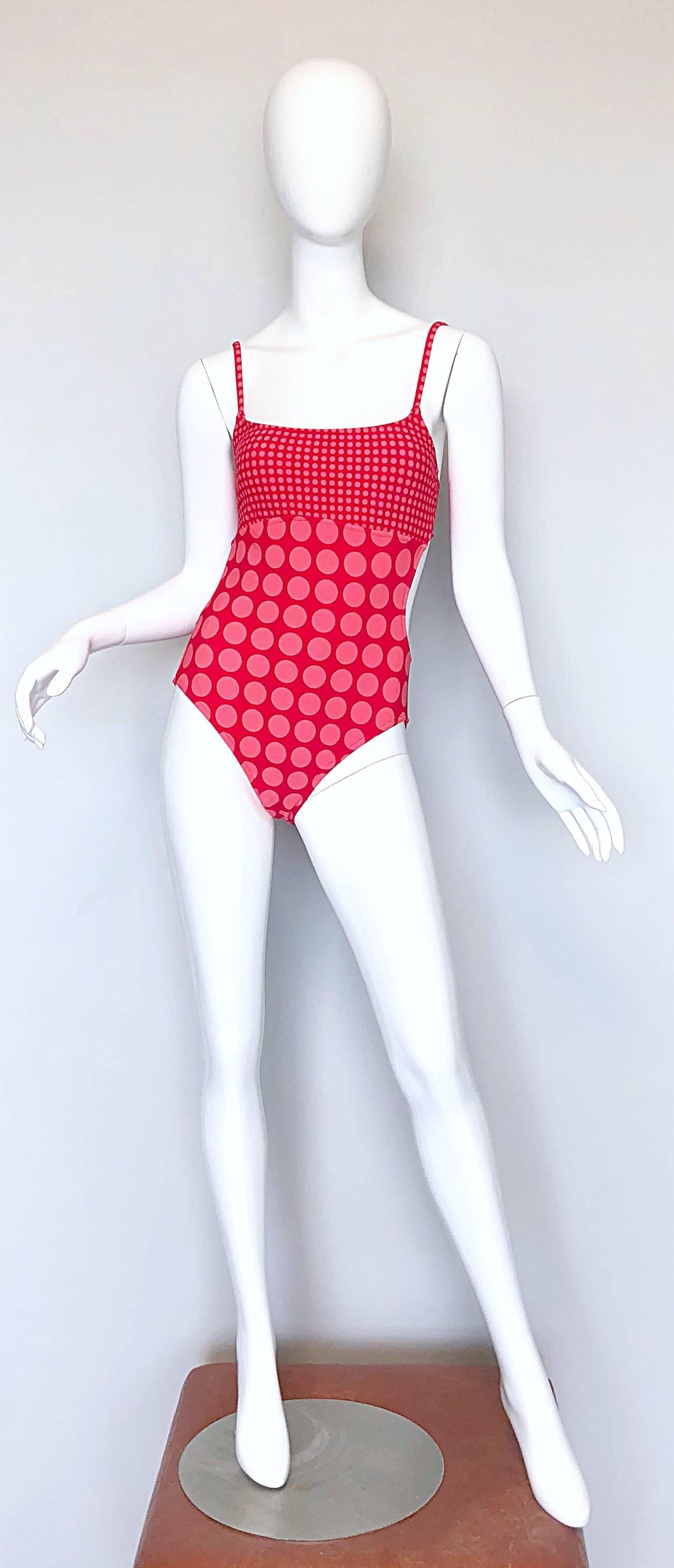 Sexy 90s does 60s BILL BLASS rose et rouge polka dot cut-out one piece monkini swimsuit or bodysuit ! Imprimé à pois de type op-art, avec des mini-points sur le buste et de plus gros points sur le corps. S'attache dans le dos, ce qui permet de