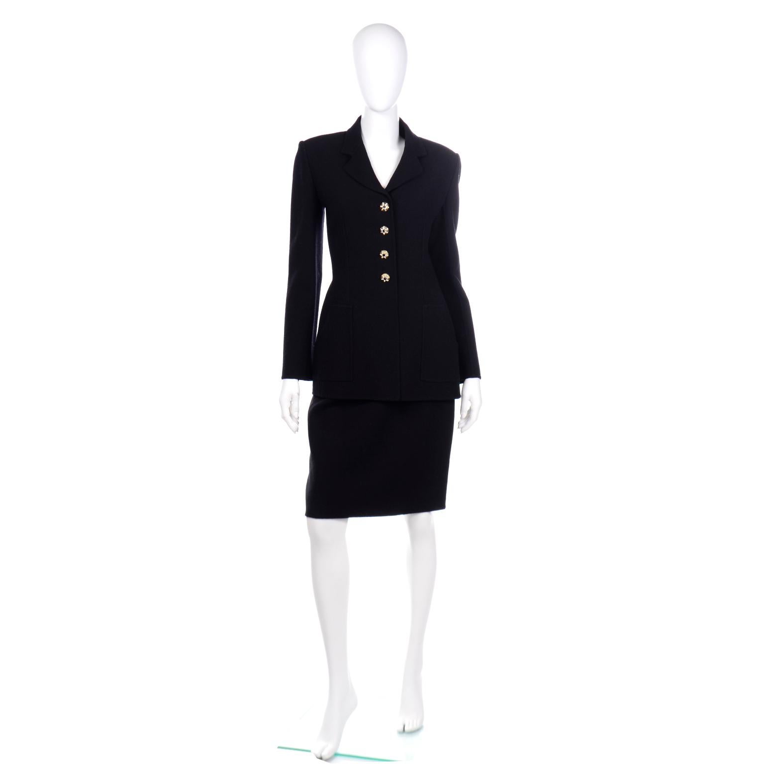 Ce ravissant costume vintage Bill Blass 2 pièces en crêpe de laine mélangé noir comprend une veste non doublée avec des boutons noirs et strass au centre du devant et une jupe droite. Ce costume léger a été acheté chez Saks Fifth Avenue dans les