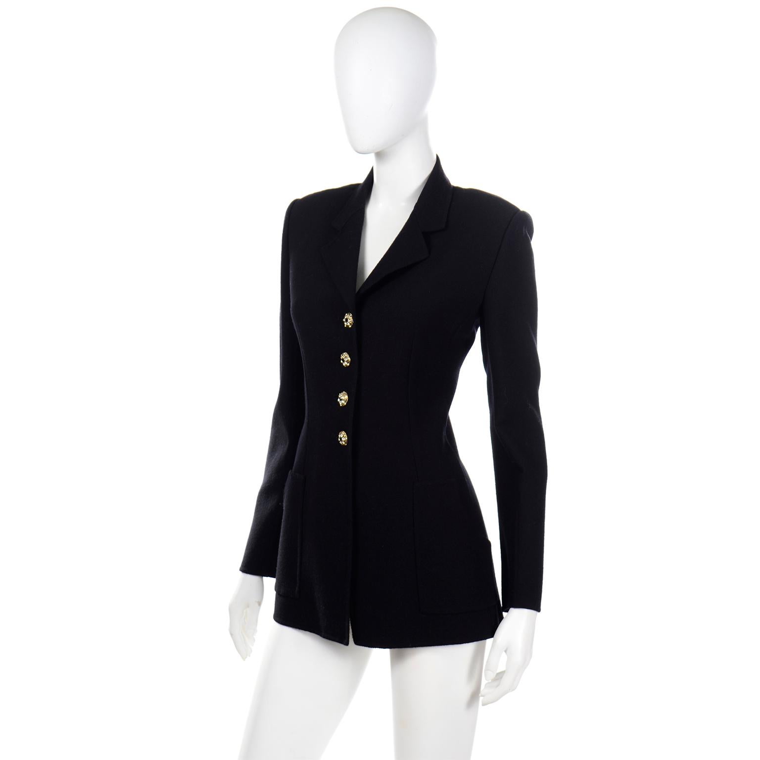 Bill Blass - Tailleur veste et jupe en maille noire vintage avec boutons en strass Excellent état - En vente à Portland, OR