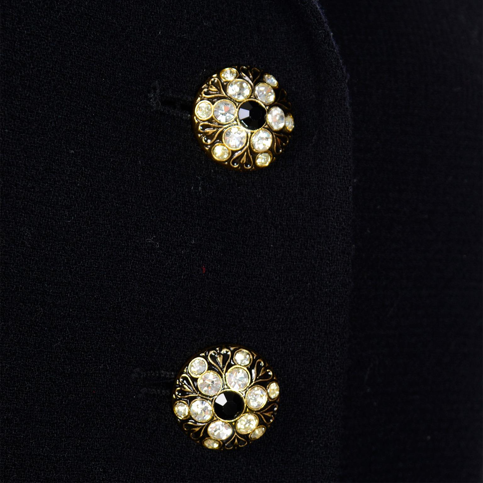 Bill Blass - Tailleur veste et jupe en maille noire vintage avec boutons en strass en vente 2