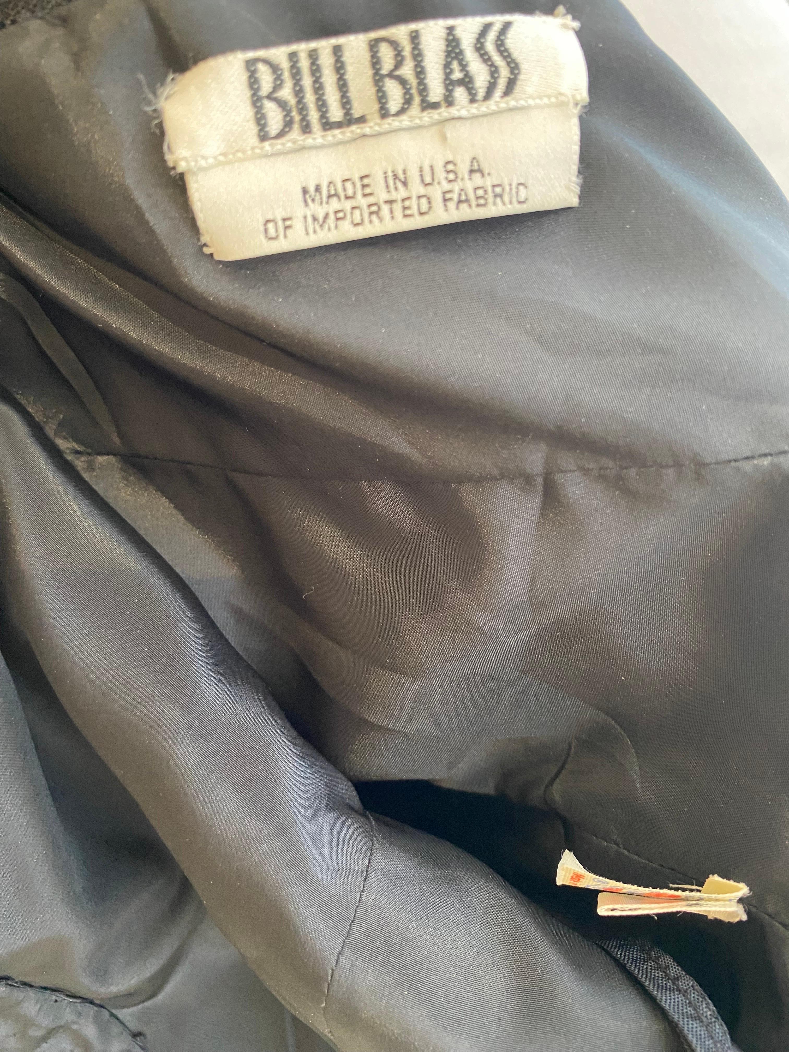 Vestido de cóctel de encaje negro hasta la rodilla de Bill Blass de principios de los 90 con polisón de satén rosa picante. Mangas 3/4.
Busto: 36
Cintura 29
Cadera 40