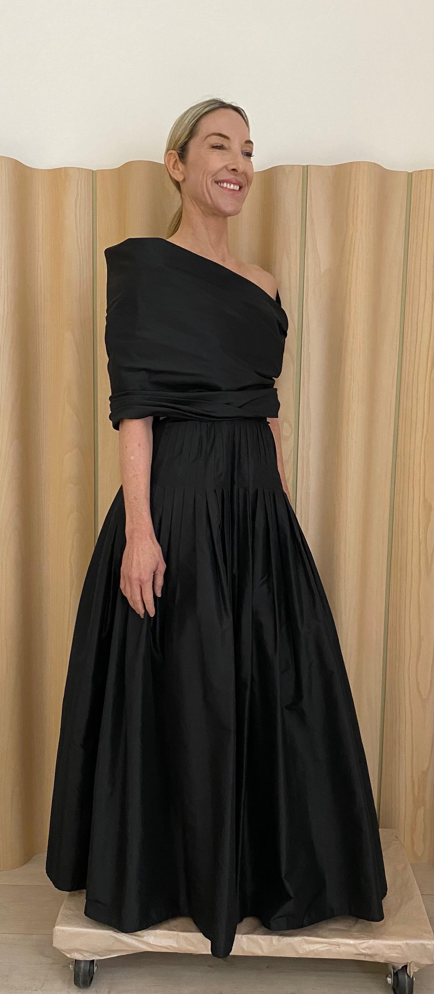 Vintage Bill Blass Black Silk taffeta gown with wrap around shoulder. 
Size: 2/ Small
Bust: 32” / Waist: 24”/ Length: 51”

*** there is some distressed on the fabric, but very minor ( see images)