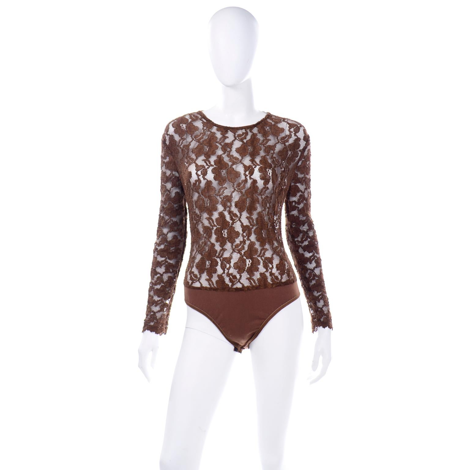 Wir finden:: dass dieser braune Spitzenbodysuit mit Spitzenrock von Bill Black ein fabelhaftes Ensemble für den Abend ist. Sie können die Teile zusammen oder separat mit anderen Dingen aus Ihrem Kleiderschrank tragen! Der Rundhals-Body ist etwas
