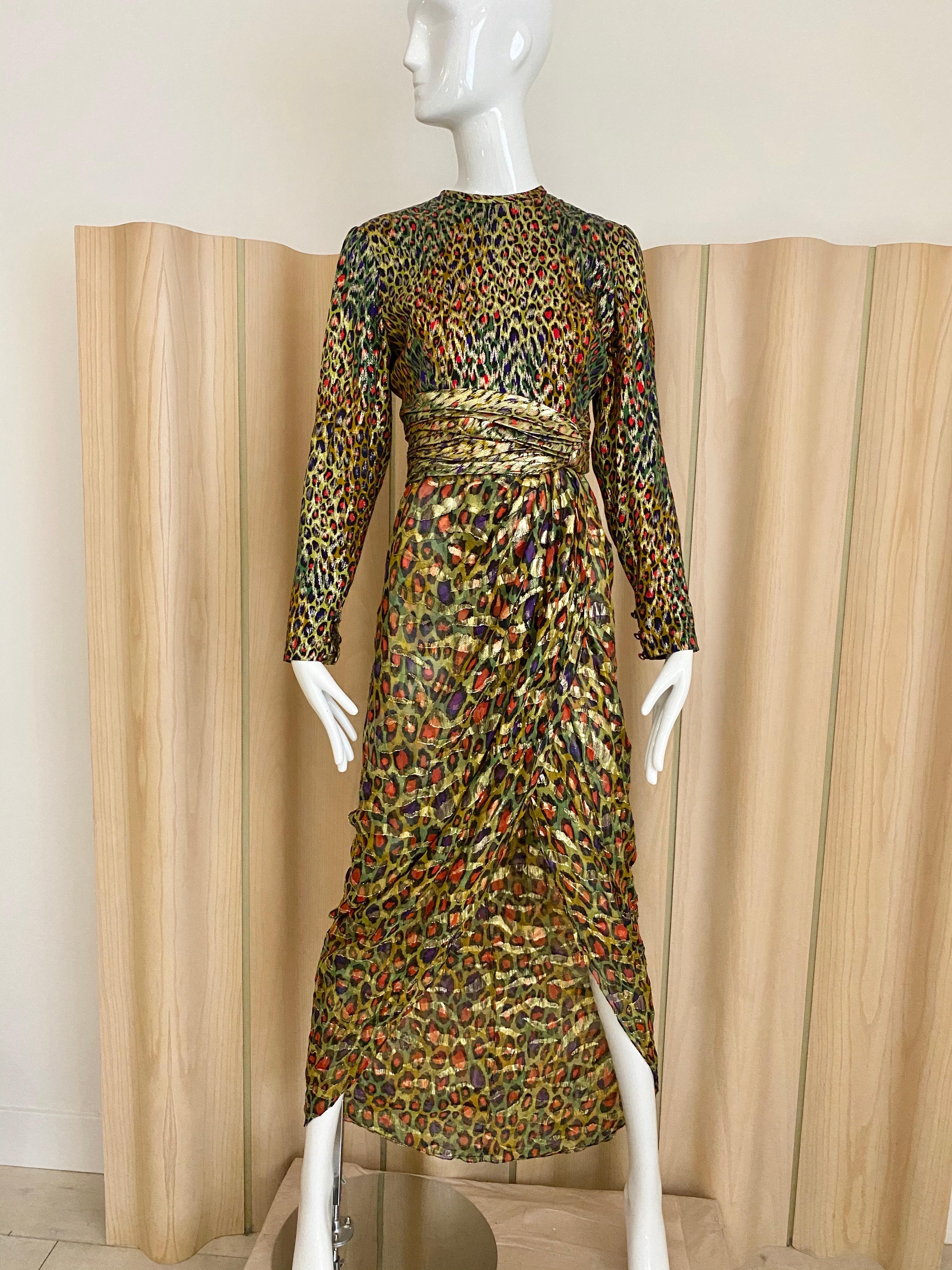 Bill Blass 1989 Seidenlame mit metallischem Leopardenmuster in Grün, Rot und Gold  Langärmeliges Kleid mit Schlitz. 
Büste; 36