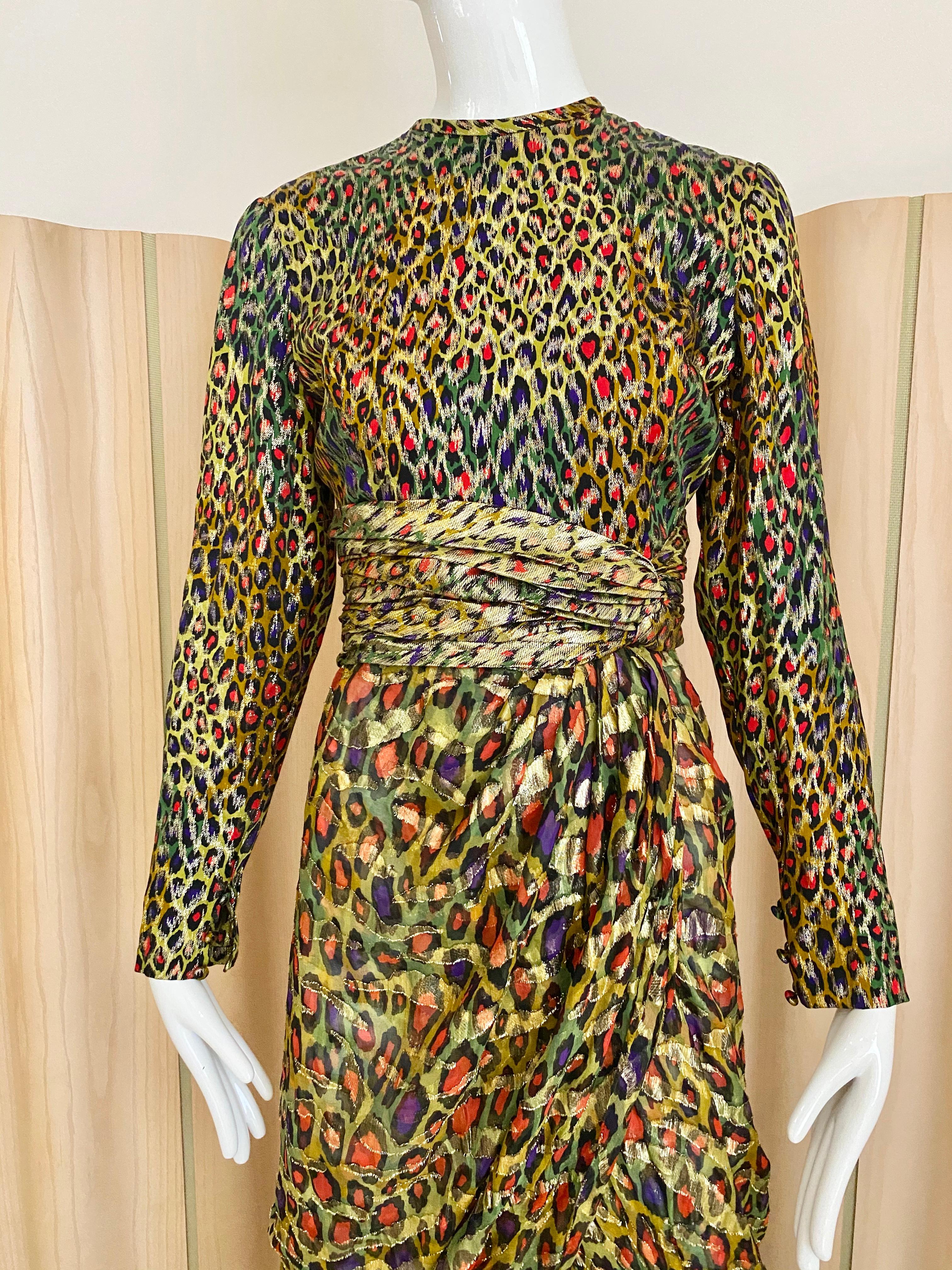Bill Blass Vintage Seidenkleid mit grünem, rotem und goldenem Druck (Braun) im Angebot
