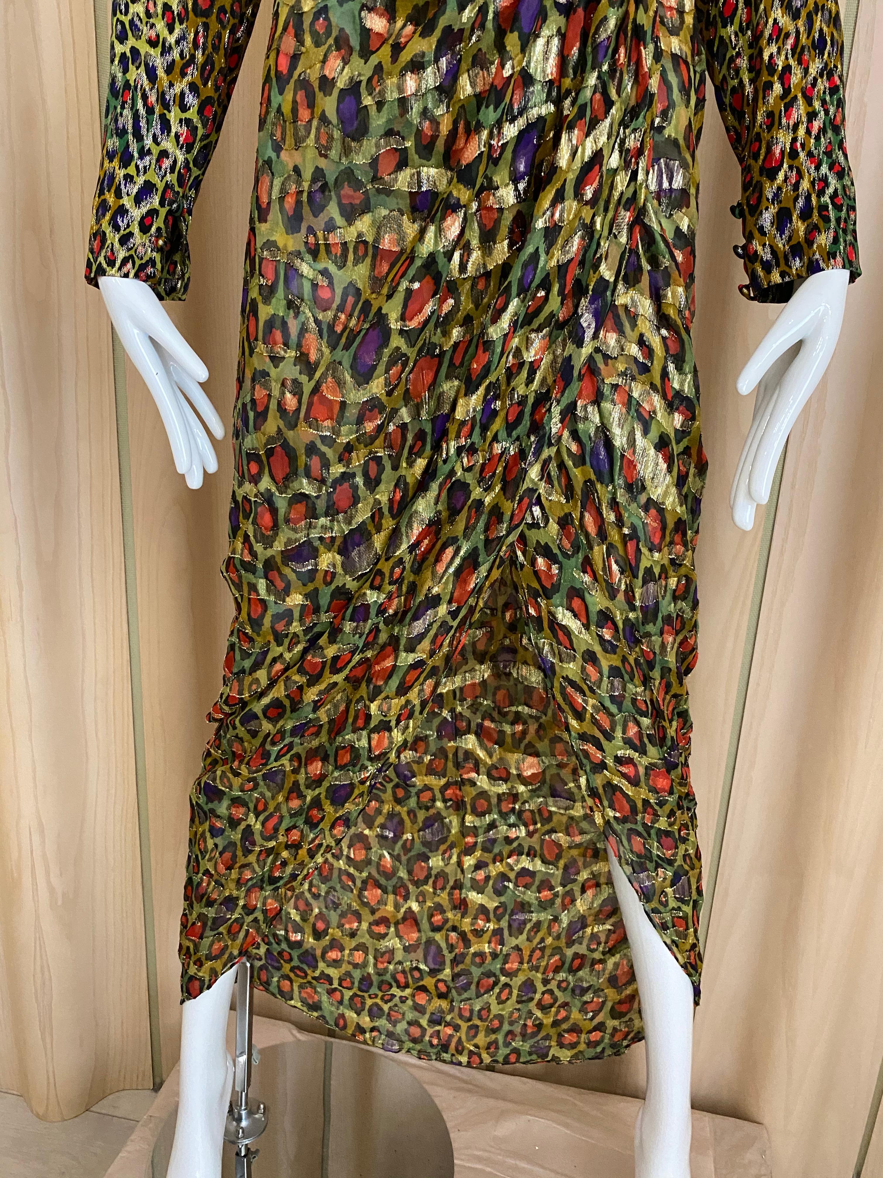 Bill Blass Vintage Seidenkleid mit grünem, rotem und goldenem Druck im Zustand „Hervorragend“ im Angebot in Beverly Hills, CA