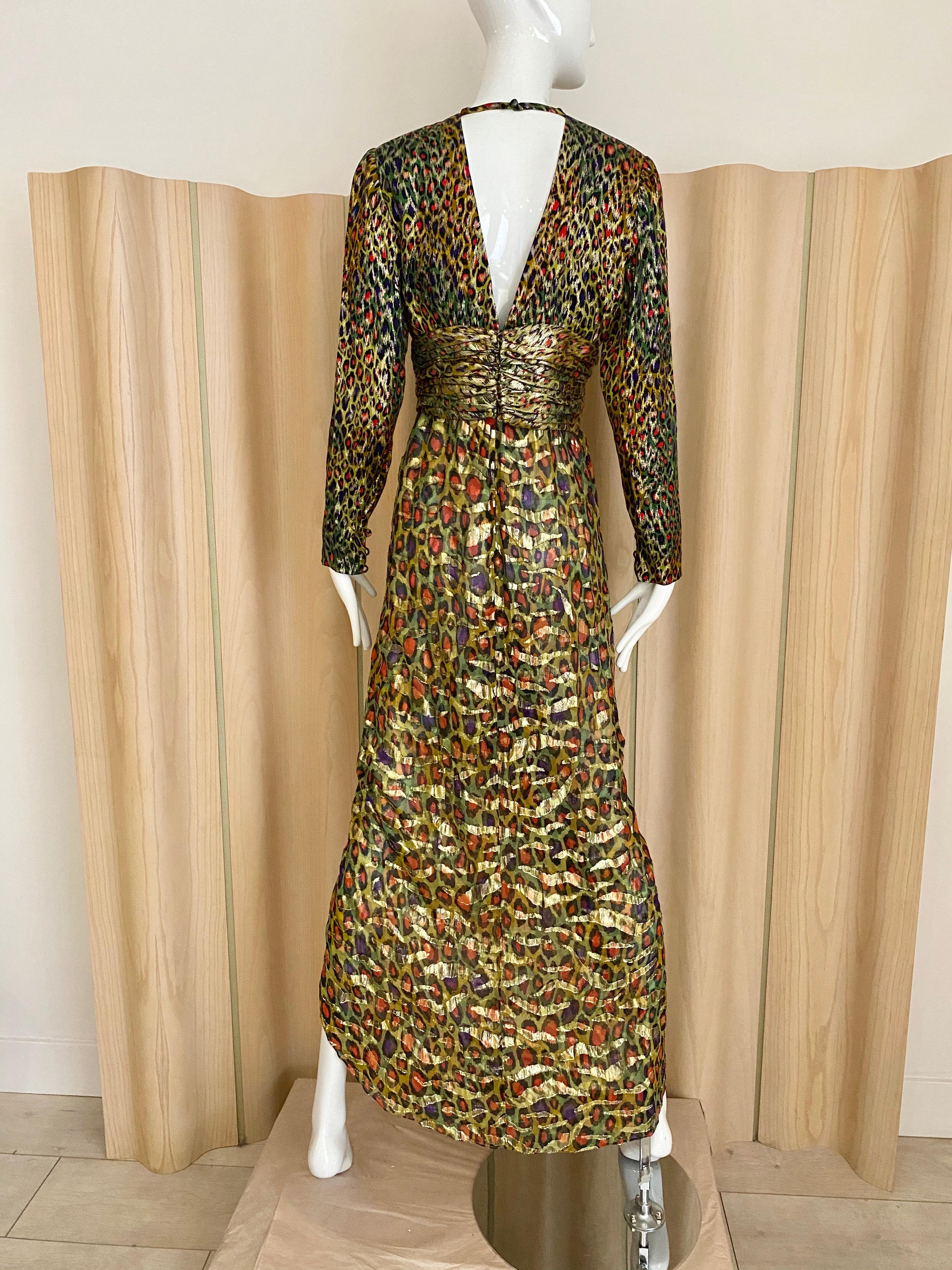 Bill Blass Vintage Seidenkleid mit grünem, rotem und goldenem Druck Damen im Angebot