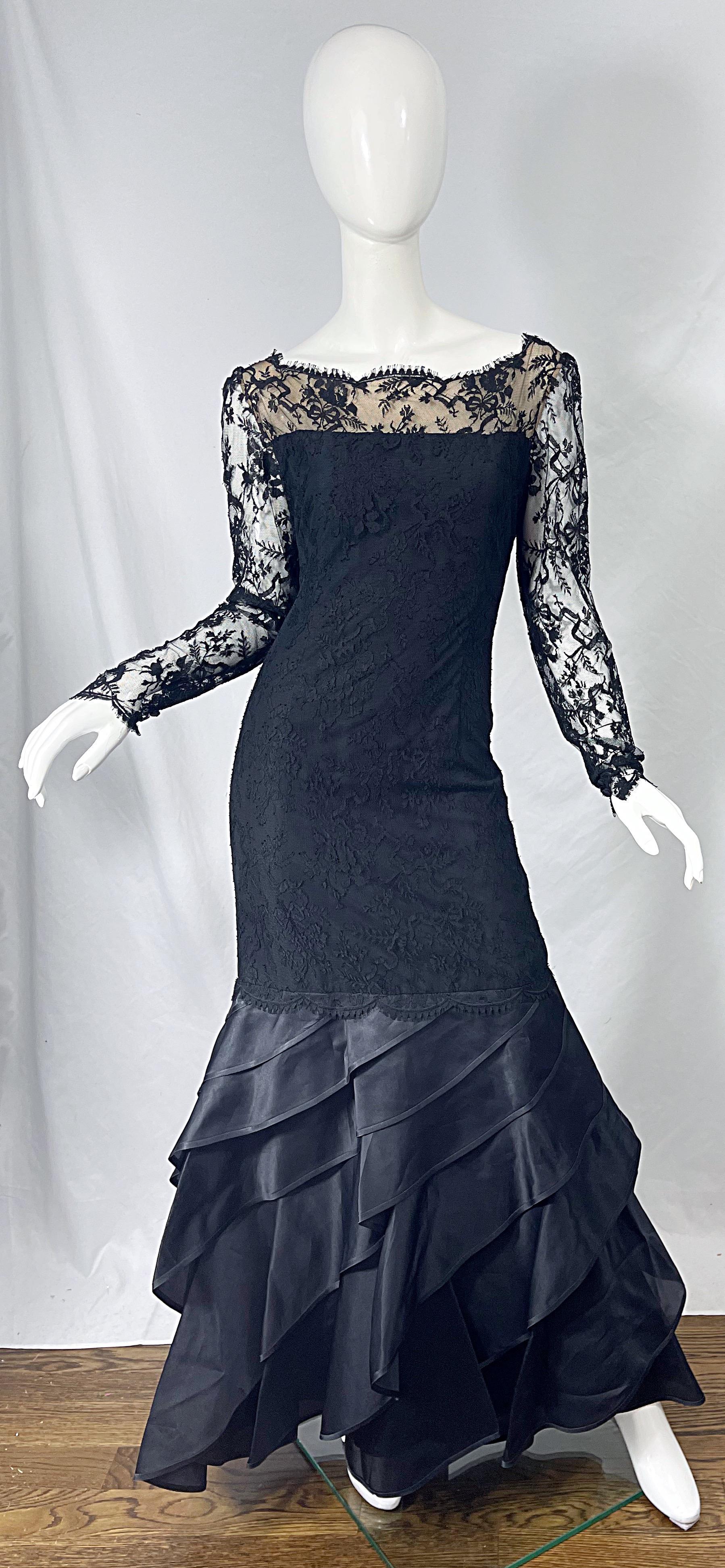 Wunderschönes 90er Jahre BILL BLASS schwarzes Abendkleid aus Chantilly-Spitze, Seide und Satin mit langen Ärmeln ! Mit nacktem Chiffon unter dem Mieder. Ärmel aus transparenter Spitze. Verdeckter Reißverschluss auf der Rückseite mit Haken- und
