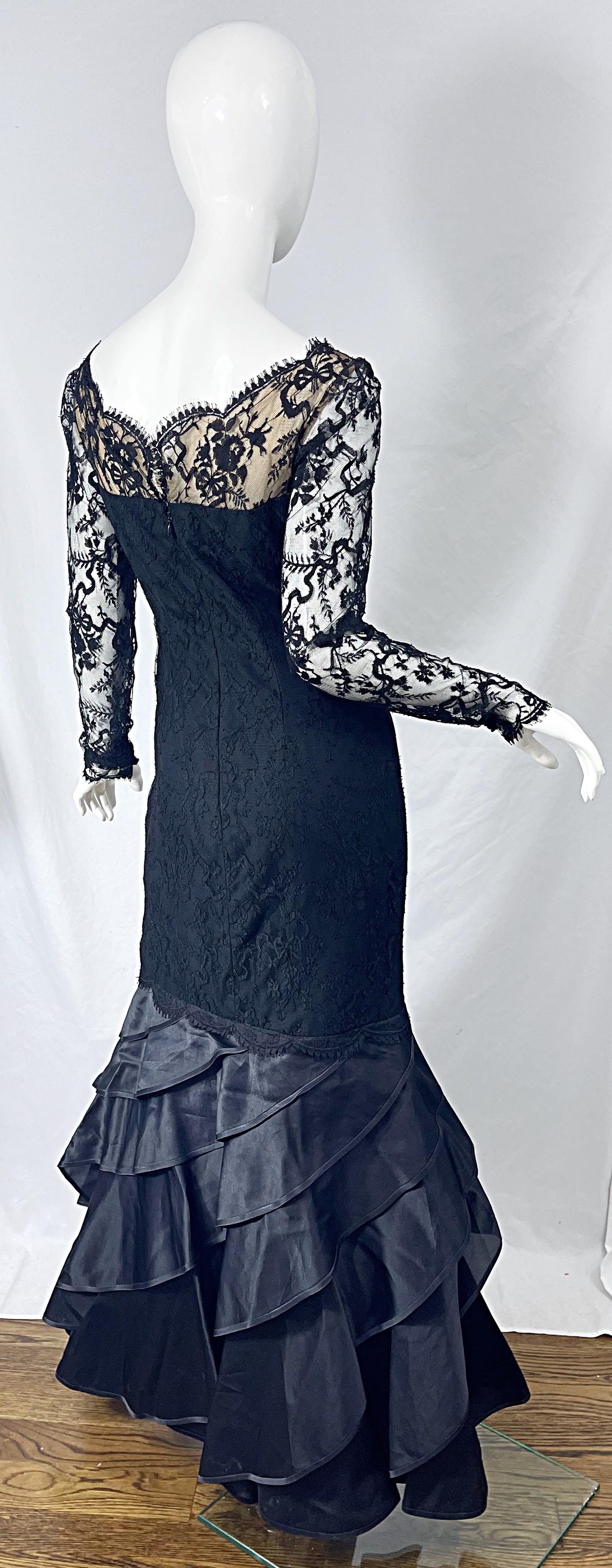 Bill Blass Vintage-Abendkleid aus schwarzer Chantilly-Seiden-Satin mit Spitze, 1990er Jahre, Größe 10 12 im Zustand „Hervorragend“ im Angebot in San Diego, CA