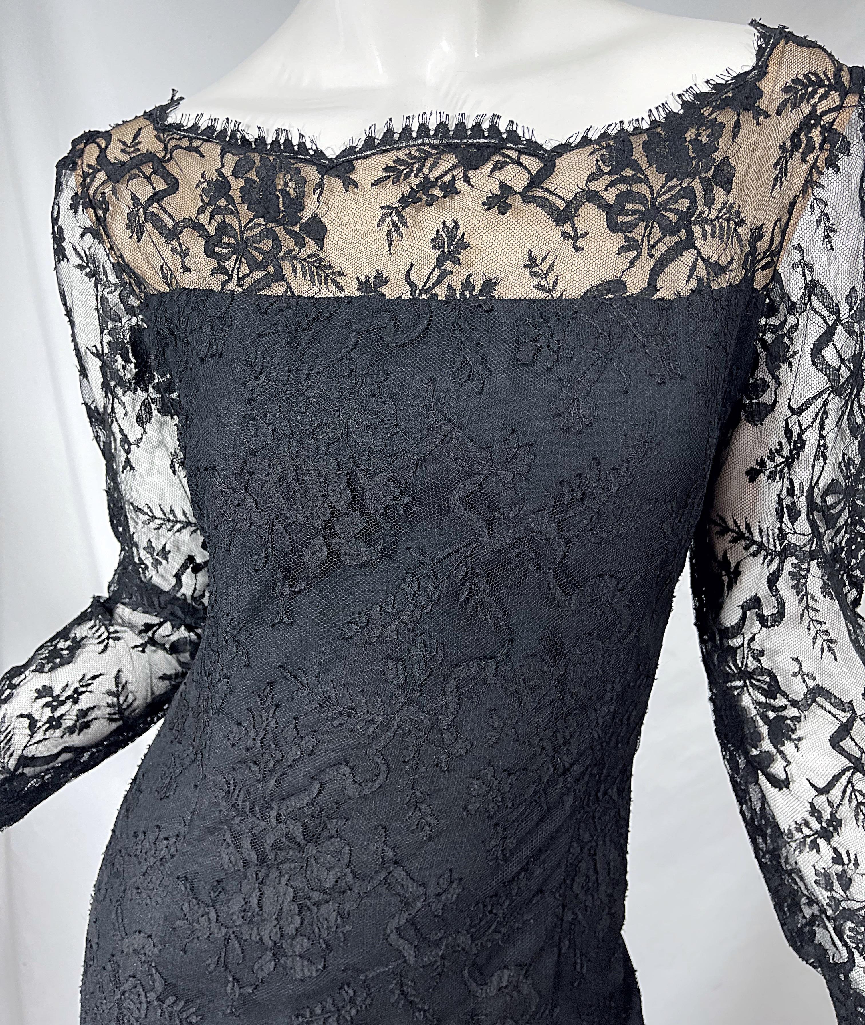 Bill Blass Vintage-Abendkleid aus schwarzer Chantilly-Seiden-Satin mit Spitze, 1990er Jahre, Größe 10 12 Damen im Angebot
