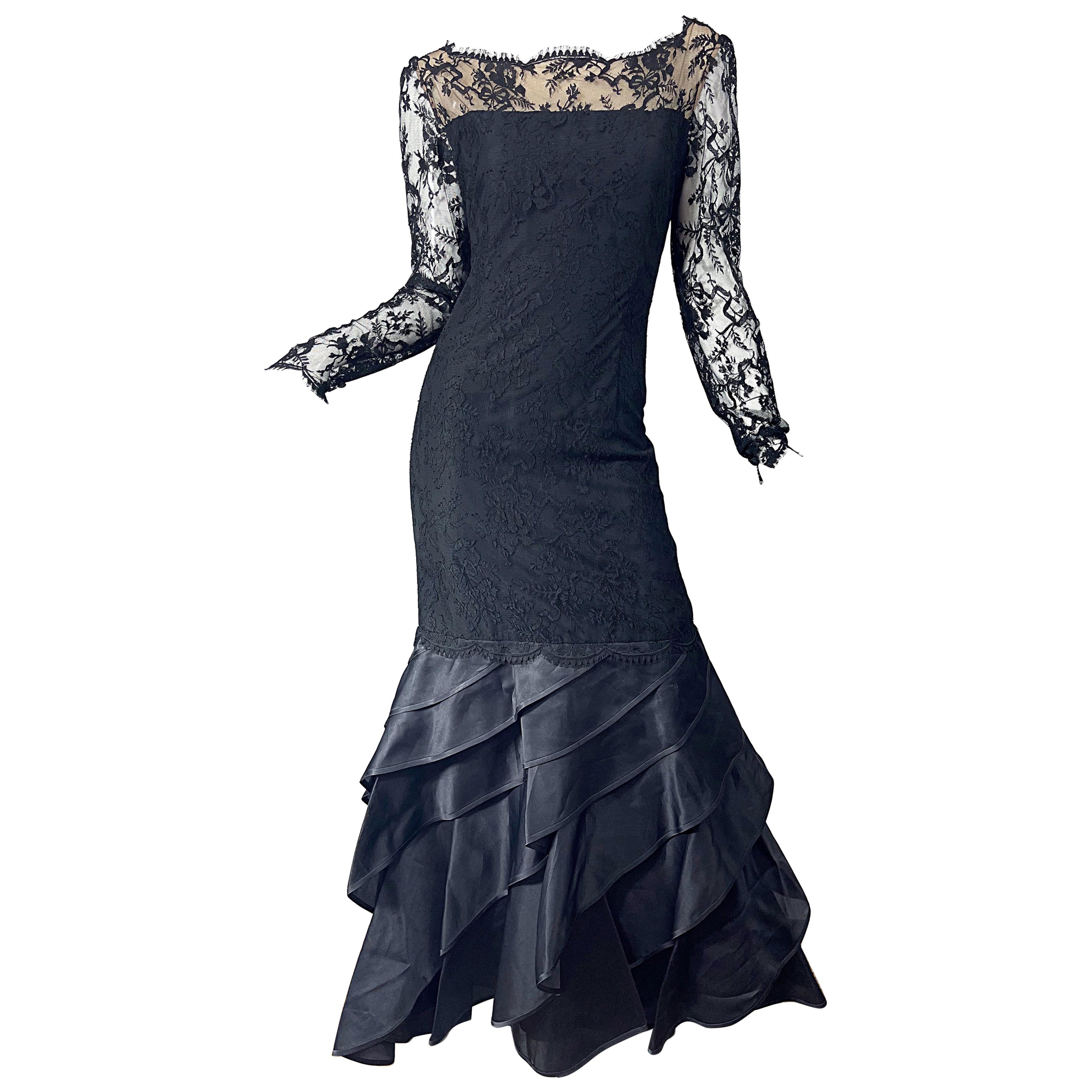 Bill Blass - Robe de soirée vintage noire en satin de soie et dentelle de Chantilly, années 1990, taille 10 12